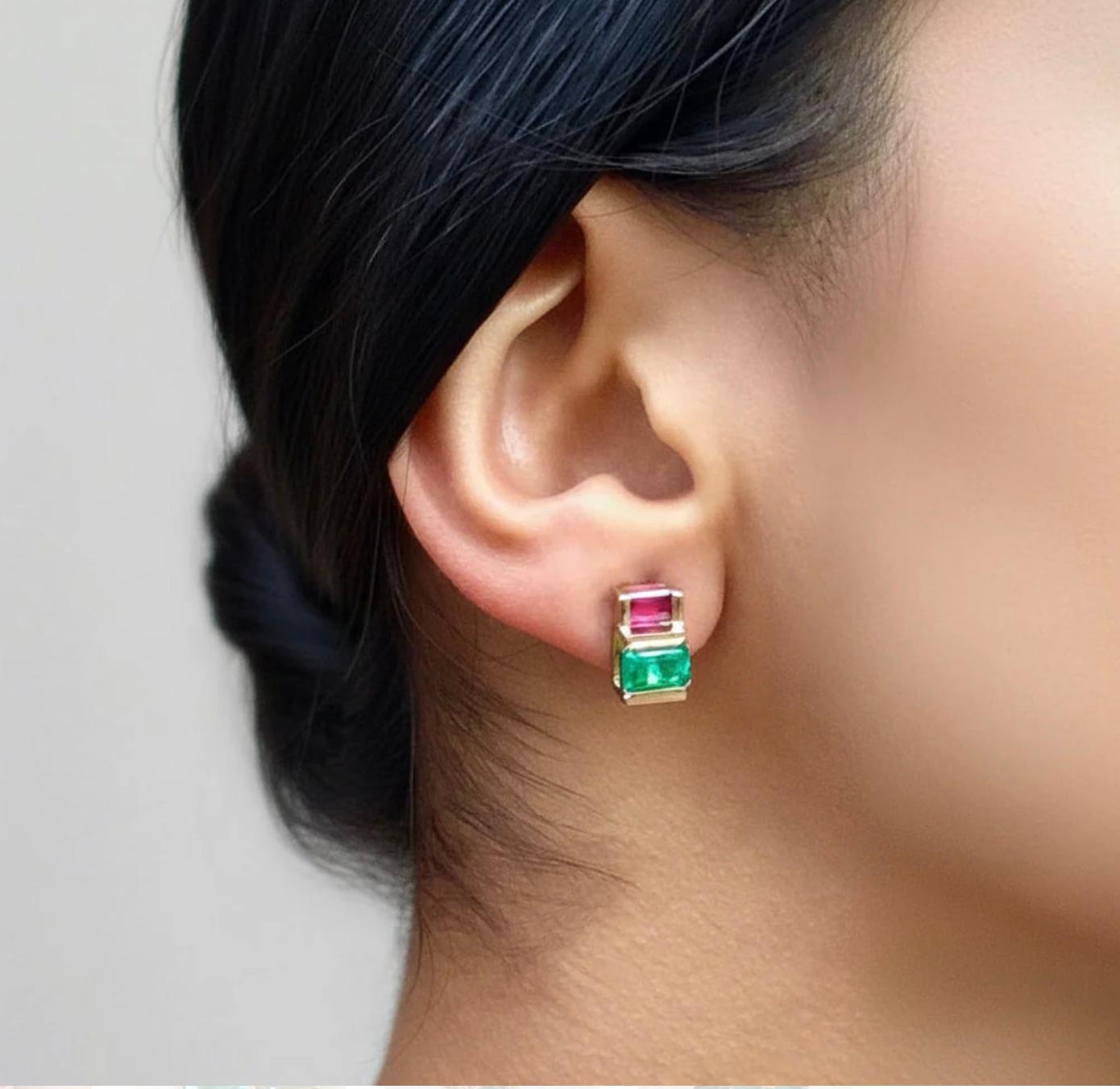 Questo elegante e contemporaneo paio di orecchini a perno in rubino smeraldo è caratterizzato da:
Pietra primaria: Smeraldo naturale colombiano
Forma o taglio: Taglio smeraldo
Peso dello smeraldo: Oltre 2,00 Carati (2 smeraldi)
Colore medio/Clarità