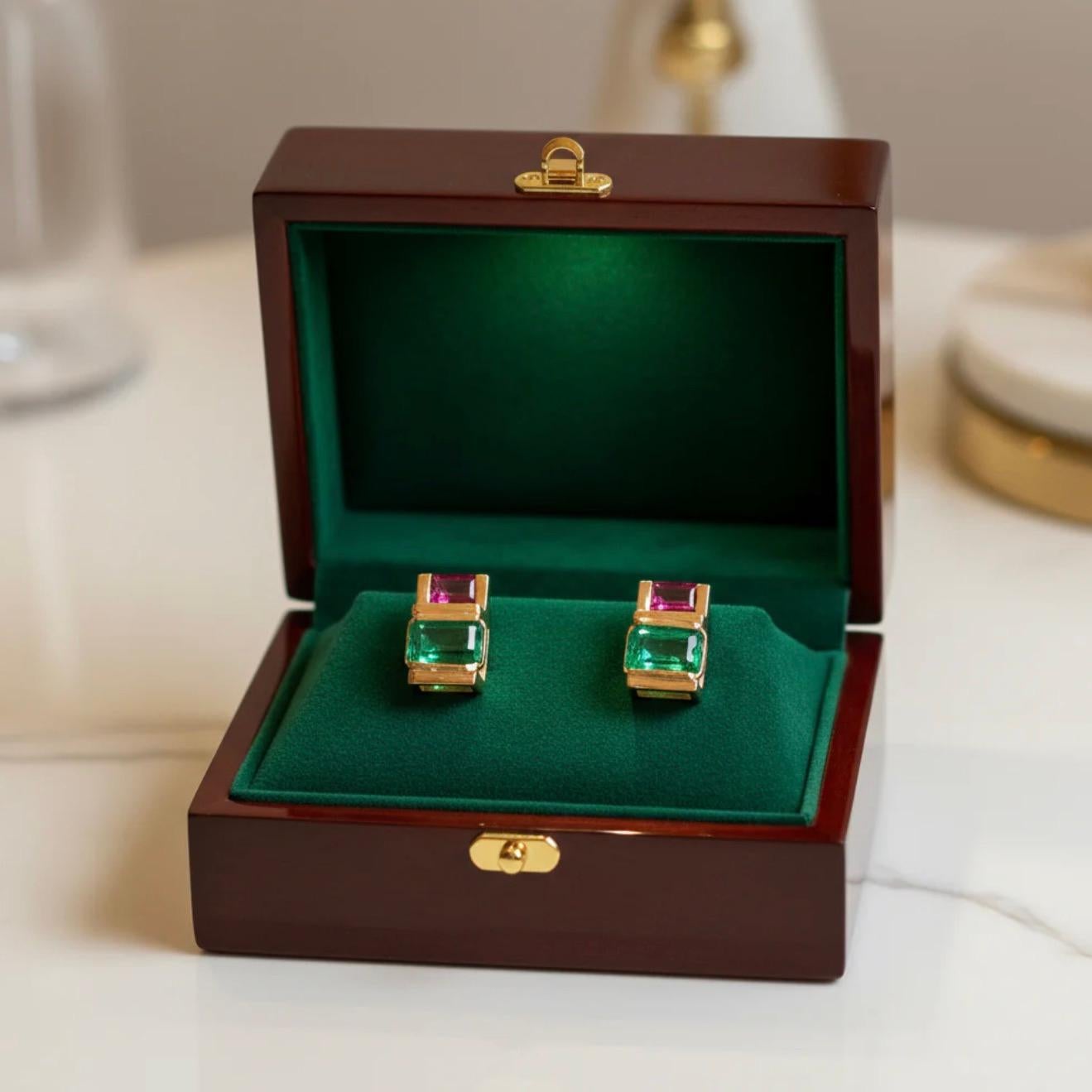 Taglio smeraldo Orecchini con rubino smeraldo colombiano in oro giallo 18 carati in vendita