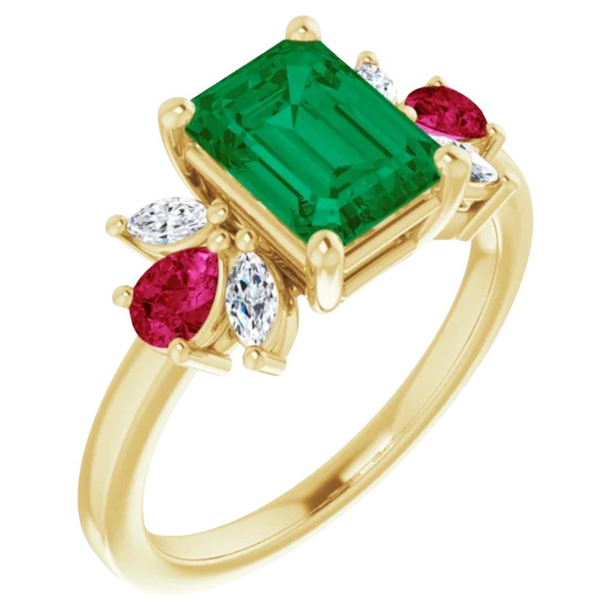 Art déco Bague en or jaune 18K avec émeraude colombienne, rubis et diamants en vente