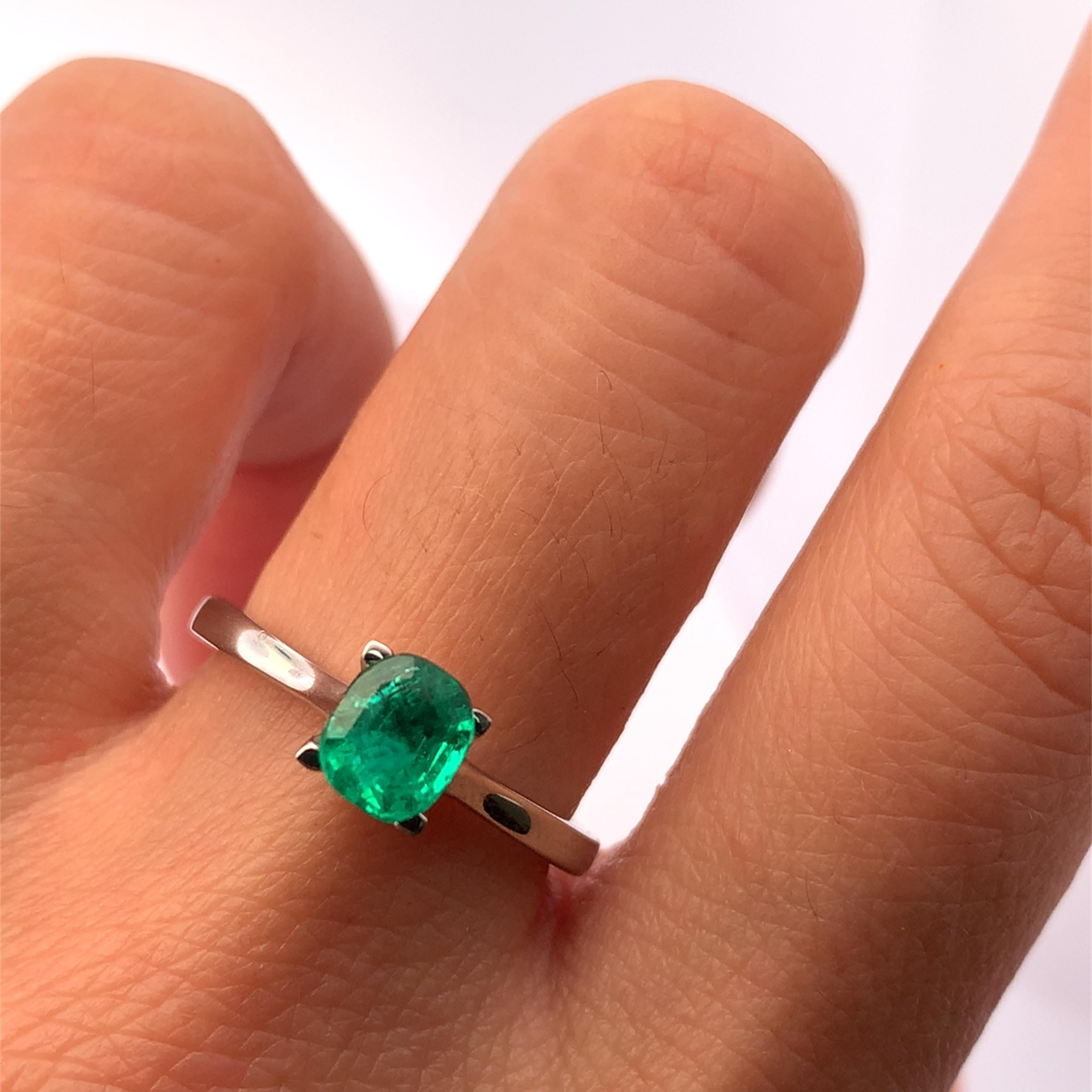 Discover the allure of this stunning Colombian green emerald ring, featuring a vibrant vivid green gemstone that captures the essence of elegance. Crafted in 18k white gold with precision, the sleek band complements the rich vivid green colour of