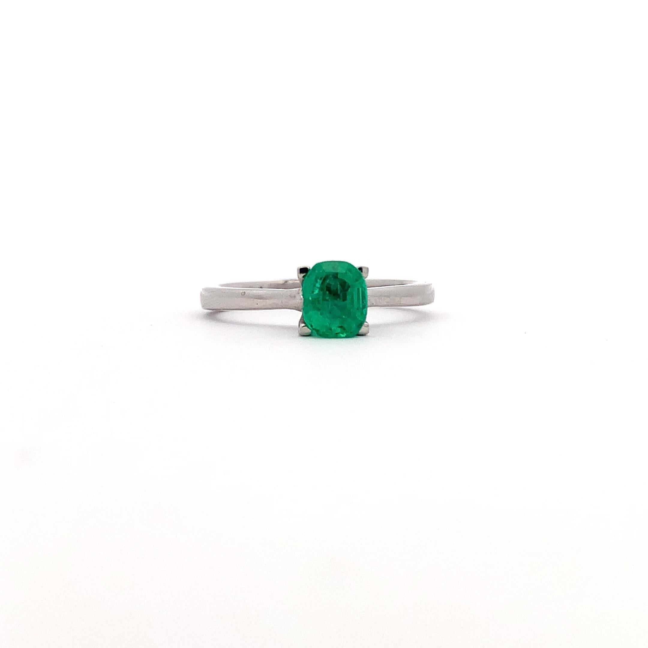 Colombian emerald solitaire engagement ring 18k white gold In New Condition For Sale In London, GB