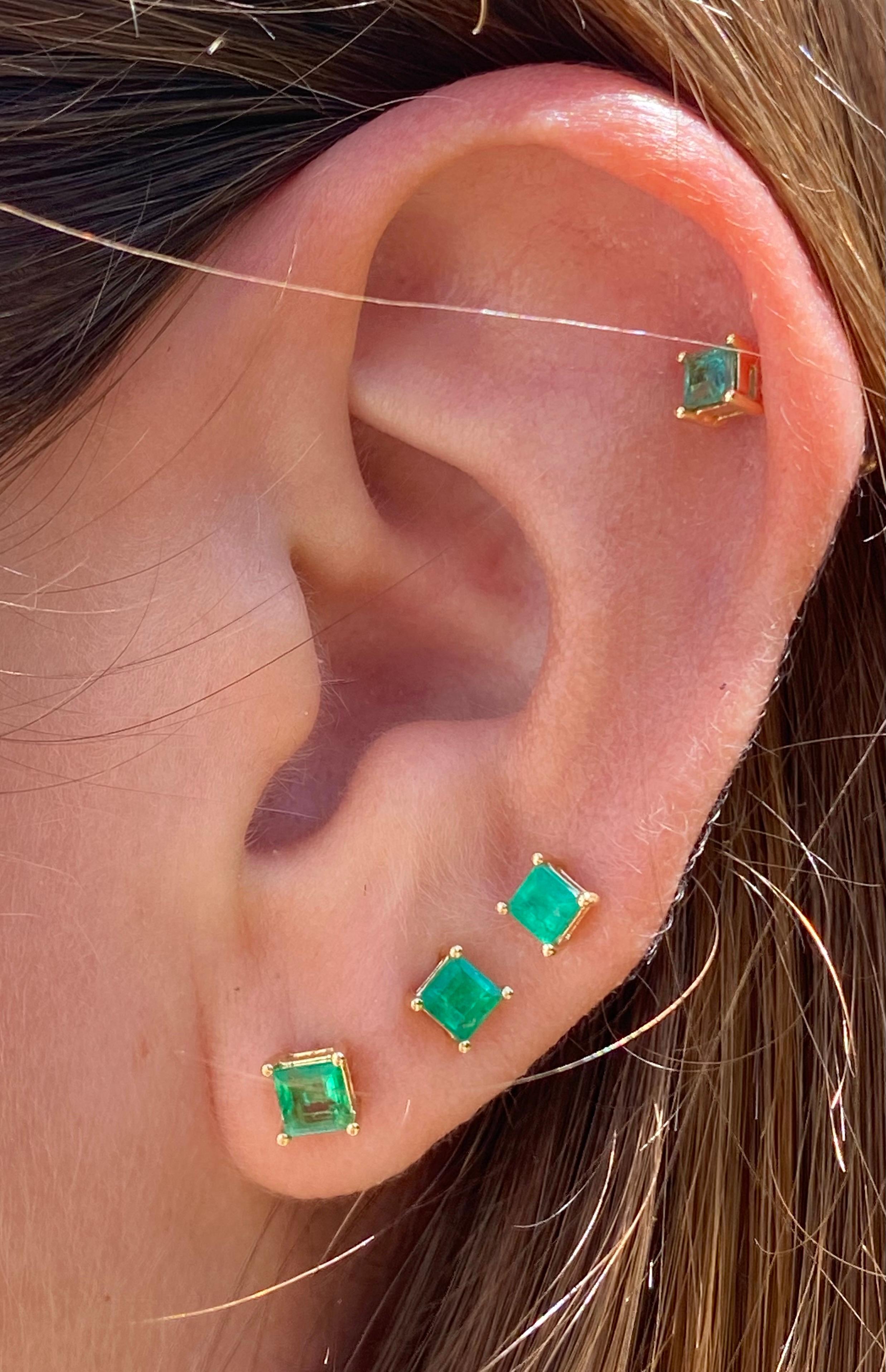 Women's Colombian Emerald Square-Cut Stud Earrings in 18k Yellow Gold For Sale