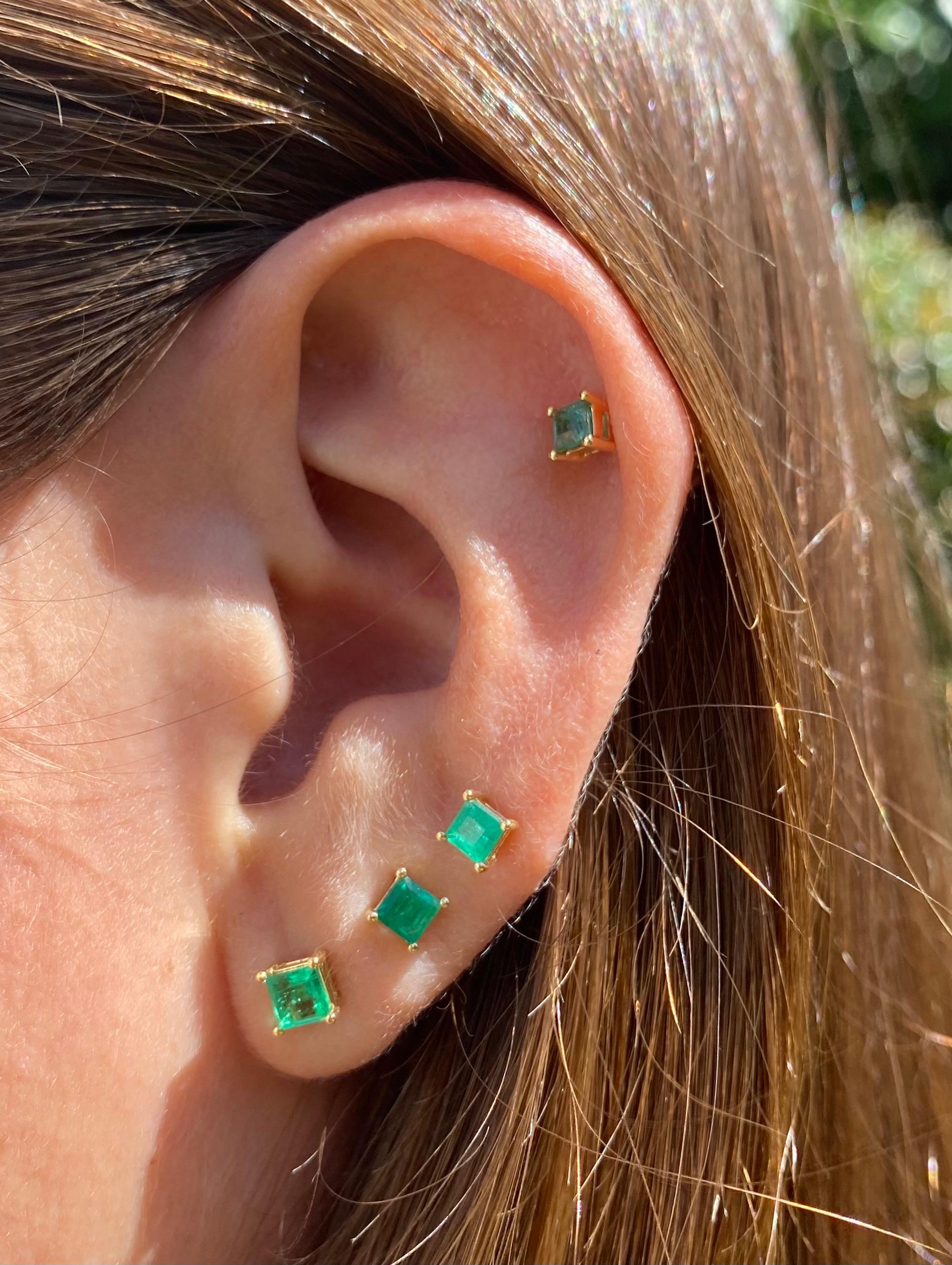 Colombian Emerald Square-Cut Stud Earrings in 18k Yellow Gold For Sale 1