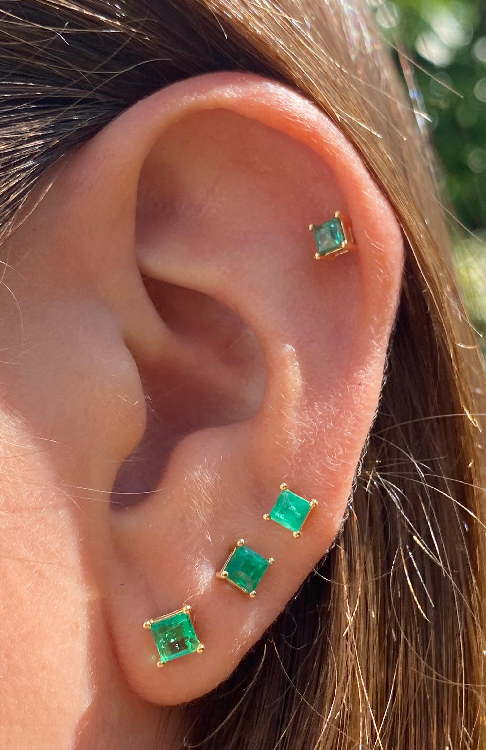 Colombian Emerald Square-Cut Stud Earrings in 18k Yellow Gold For Sale 2