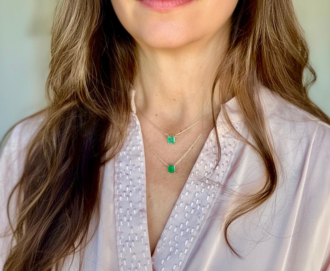 Kolumbianische Smaragd-Halskette mit quadratischem Solitär-Anhänger in 14k (Moderne) im Angebot