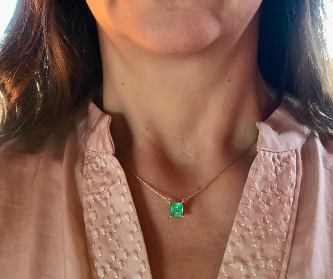 Kolumbianische Smaragd-Halskette mit quadratischem Solitär-Anhänger in 14k im Angebot 1