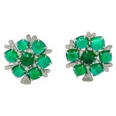 Boucles d'oreilles en 18 carats avec émeraude de Colombie cabochon pain de sucre et grappe de diamants blancs