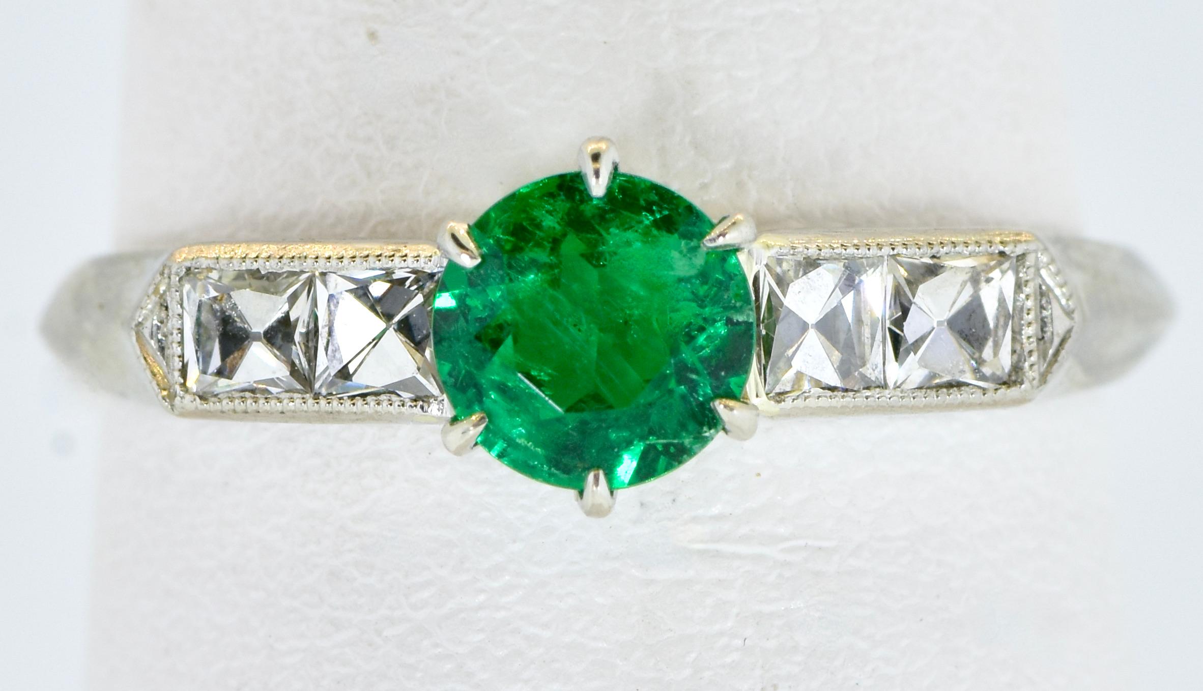 Kolumbianischer Smaragd-, Diamant- und Platinring im antiken Art-Déco-Stil, um 1930.  Der Mittelstein wiegt ca. 0,47 cts. und ist ein sehr feiner kolumbianischer Smaragd, der eine gleichmäßig lebendige, rein grüne Farbe aufweist.  Der Stein ist hell