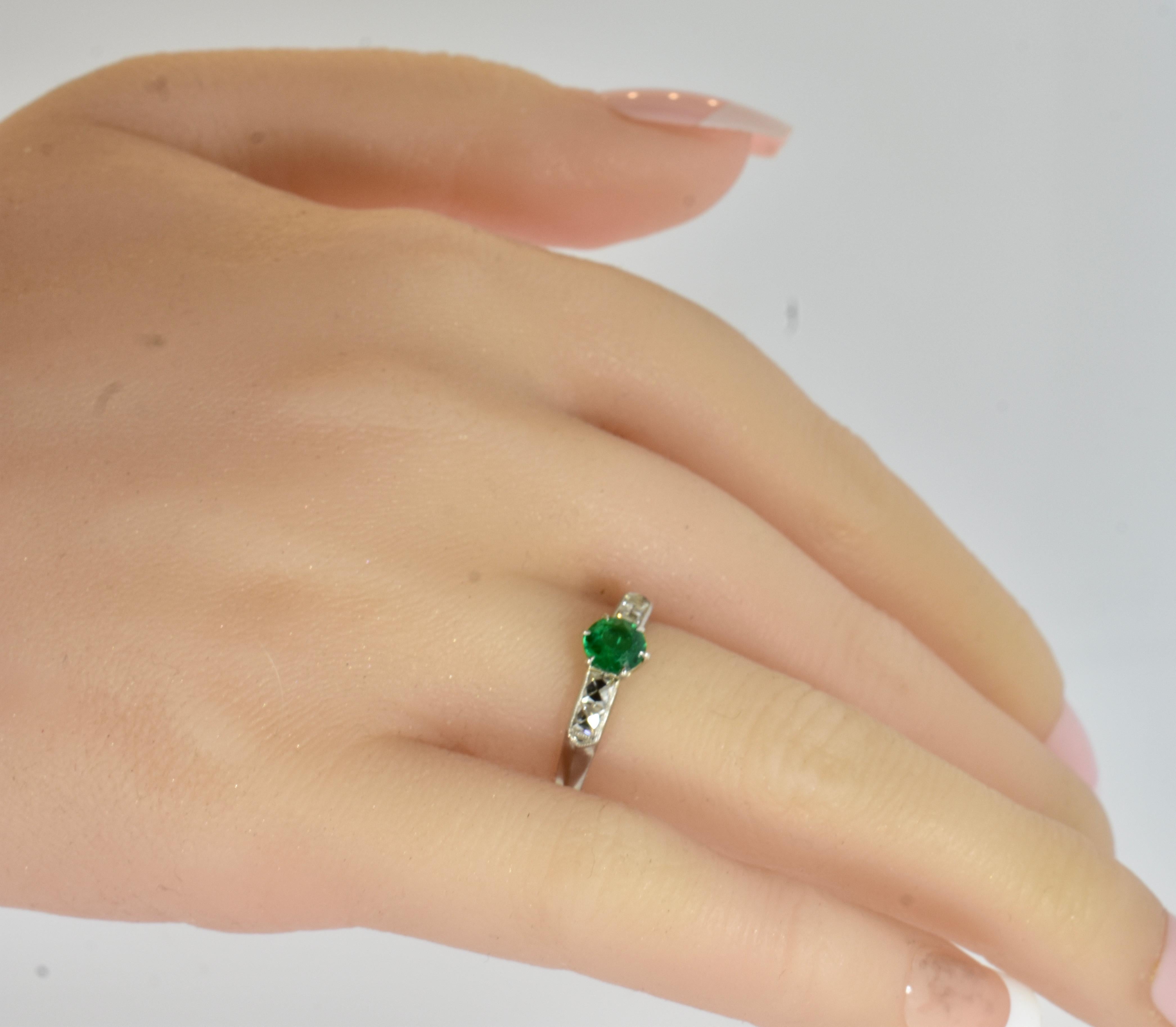 Women's or Men's Colombian Emerald, Swiss Cut Diamond and Platinum Antique Art Deco Ring C 1930 For Sale