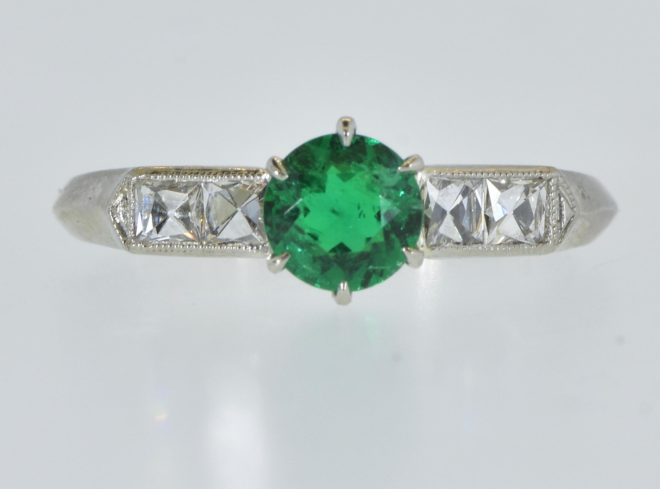 Antiker kolumbianischer Art-déco-Ring aus Platin mit Smaragd, Diamant im Schweizer Schliff und Platin, um 1930. im Angebot 1