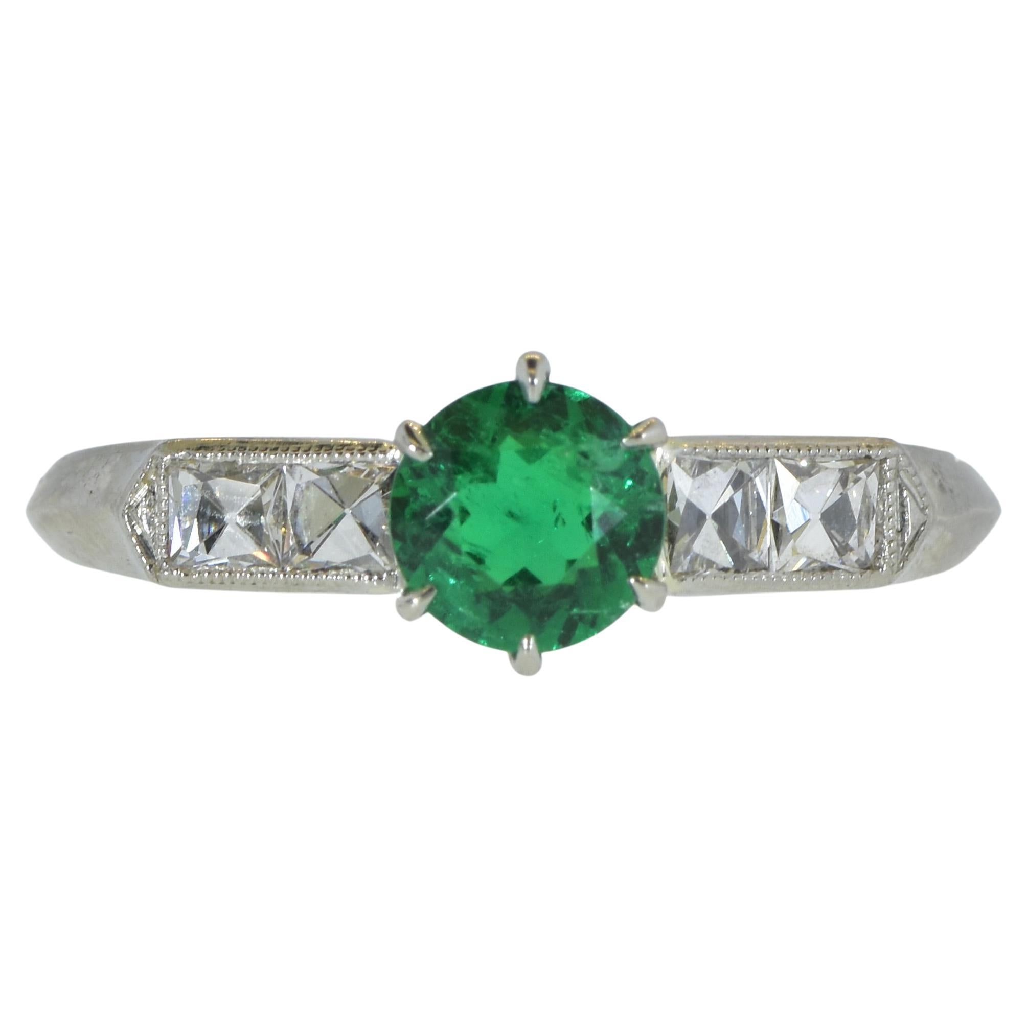 Antiker kolumbianischer Art-déco-Ring aus Platin mit Smaragd, Diamant im Schweizer Schliff und Platin, um 1930.