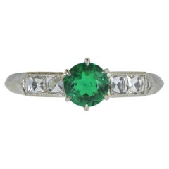Smeraldo colombiano, diamante taglio svizzero e anello di platino antico Art Deco 1930 circa.