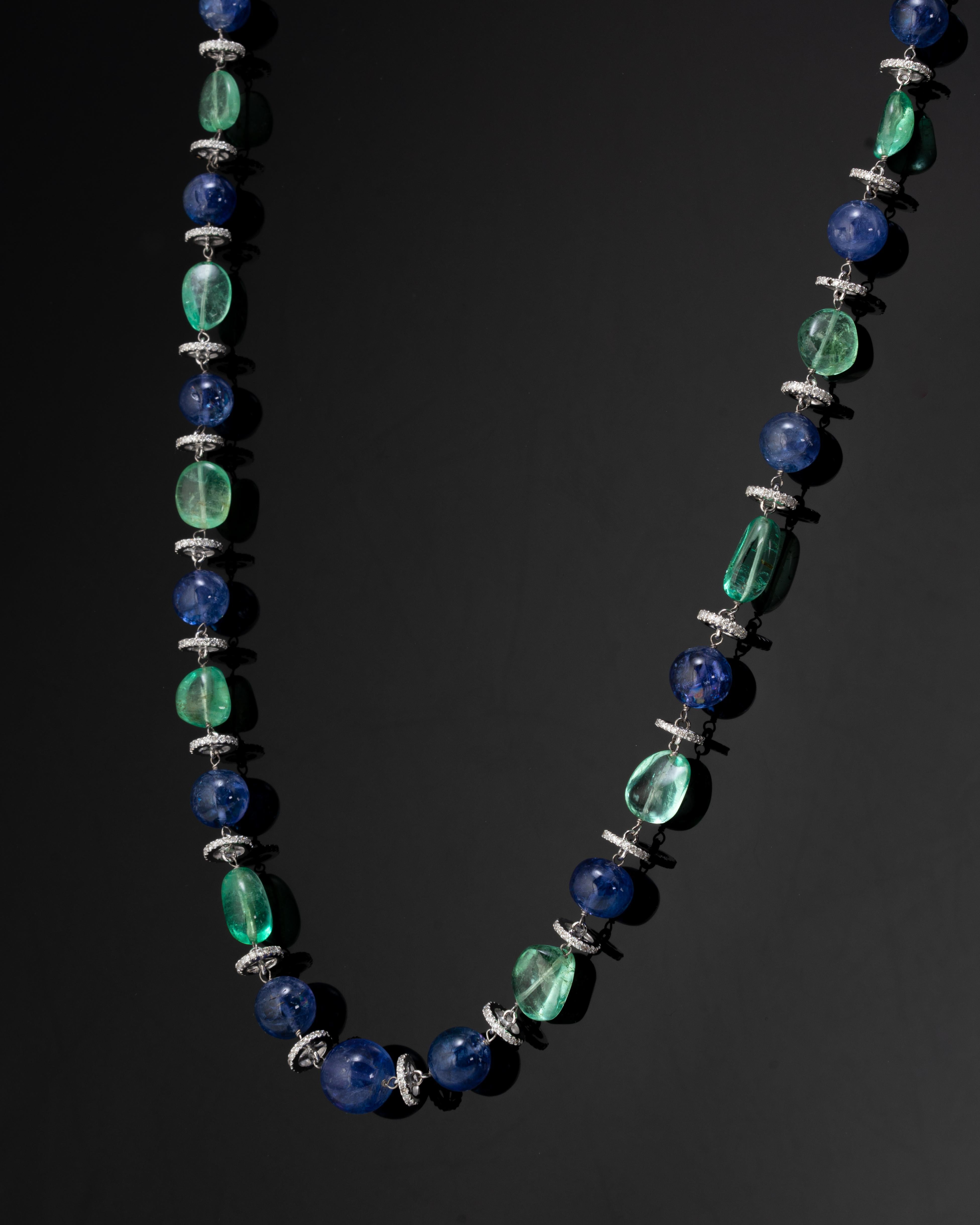 Eine atemberaubende Art-Deco-Perlenkette, die kolumbianische Tumble-Perlen und Tansanit-Perlen mit Diamanten kombiniert. Die Halskette ist ca. 32 cm lang. Bitte zögern Sie nicht, uns eine Nachricht zukommen zu lassen, wenn Sie Fragen haben. 
Der