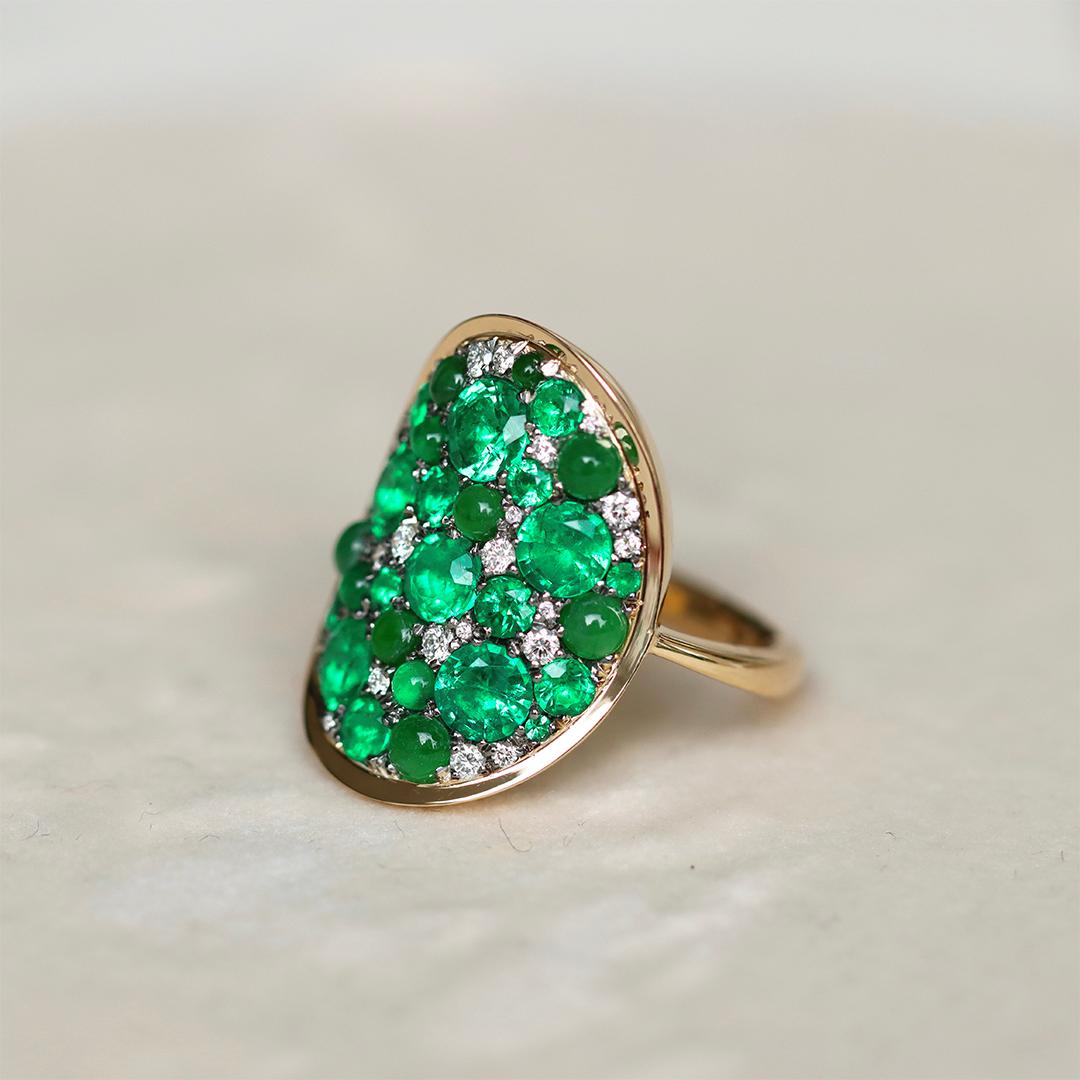 Entdecken Sie die Schönheit und Präzision belgischer Handwerkskunst in diesem Ring mit kolumbianischem Smaragd, Jadeit Typ A und Diamant des Schmuckdesigners 'Joke Quick'. 

Das Herzstück dieses Rings, der vollständig von Hand und ohne Guss- oder