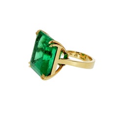 Colombian Emerald Yellow Gold Ring