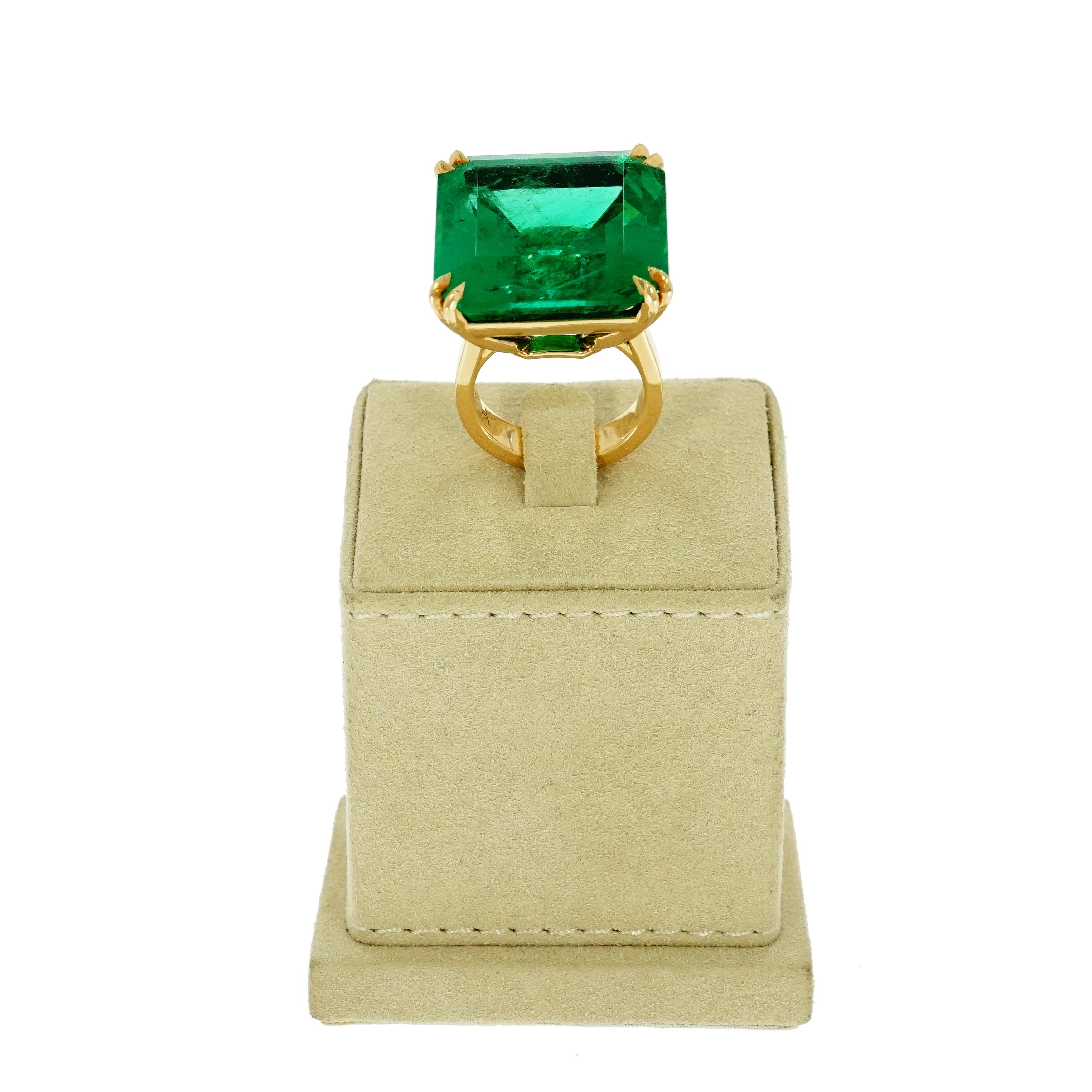 Colombian Emerald Yellow Gold Ring In New Condition In Greenwich, CT