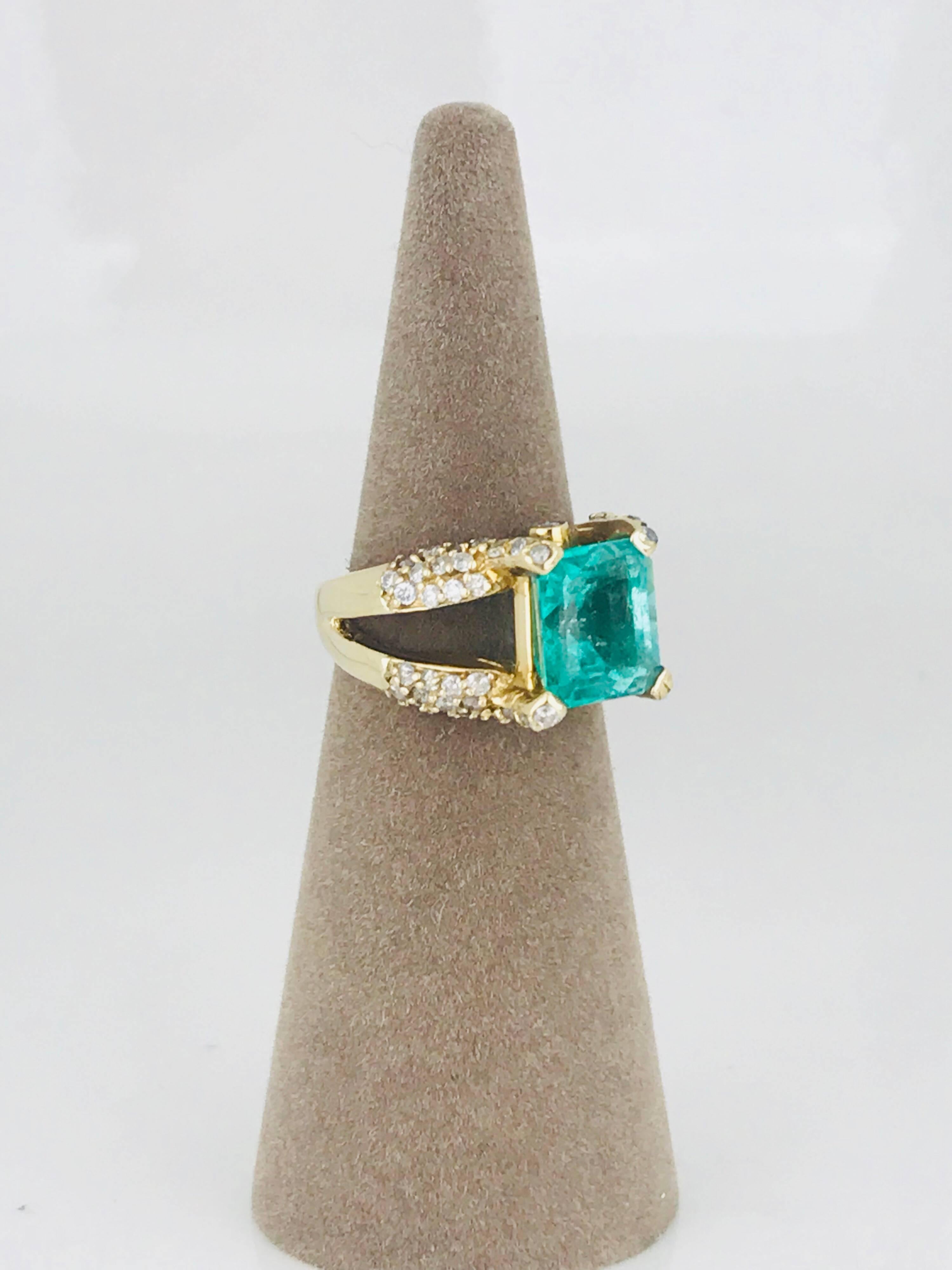 Colombian Emerald, 5.62 Carat, Set with 1.10 Carat Diamonds, Contemporary Ring For Sale 1