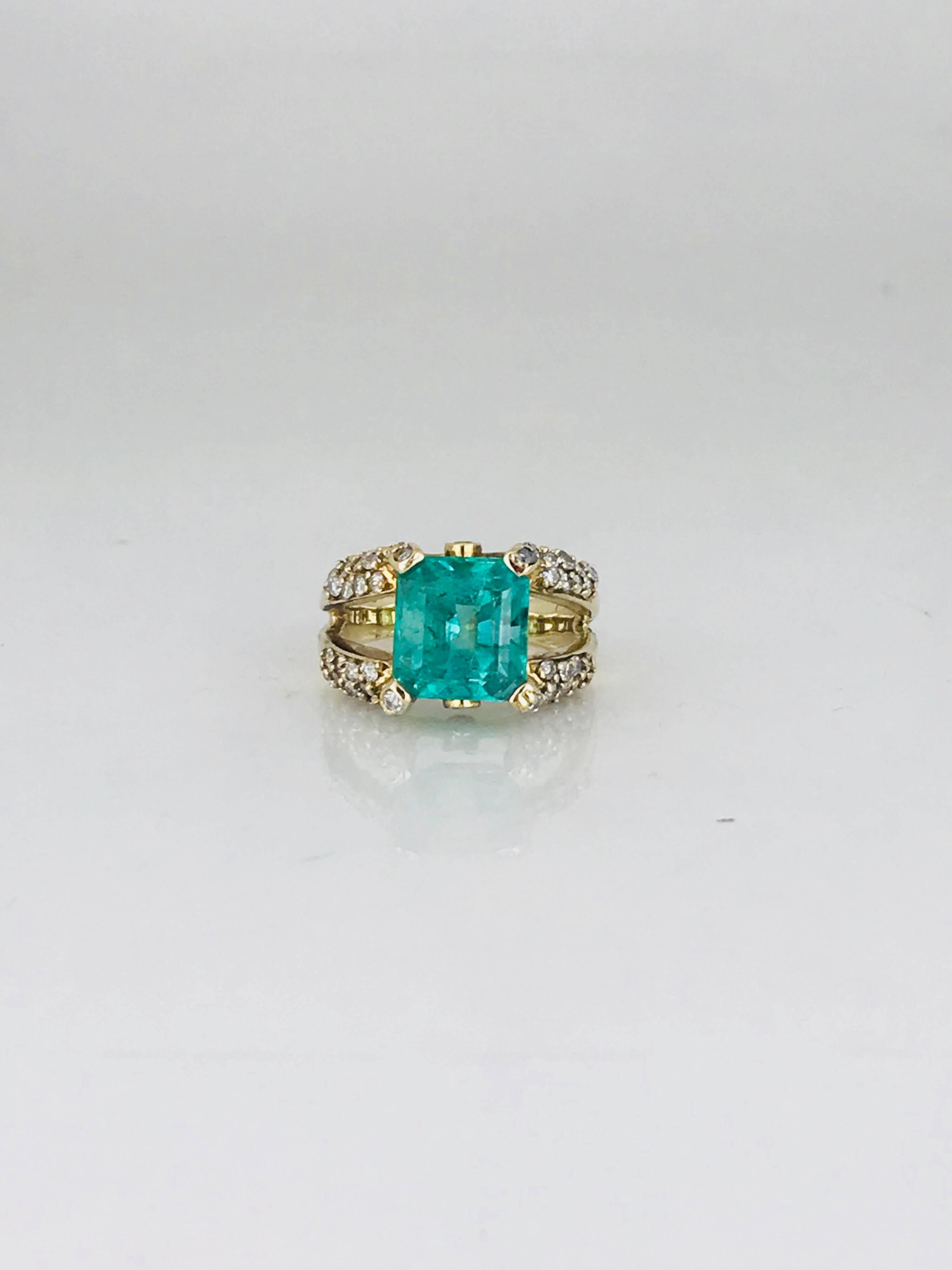 Colombian Emerald, 5.62 Carat, Set with 1.10 Carat Diamonds, Contemporary Ring For Sale 2