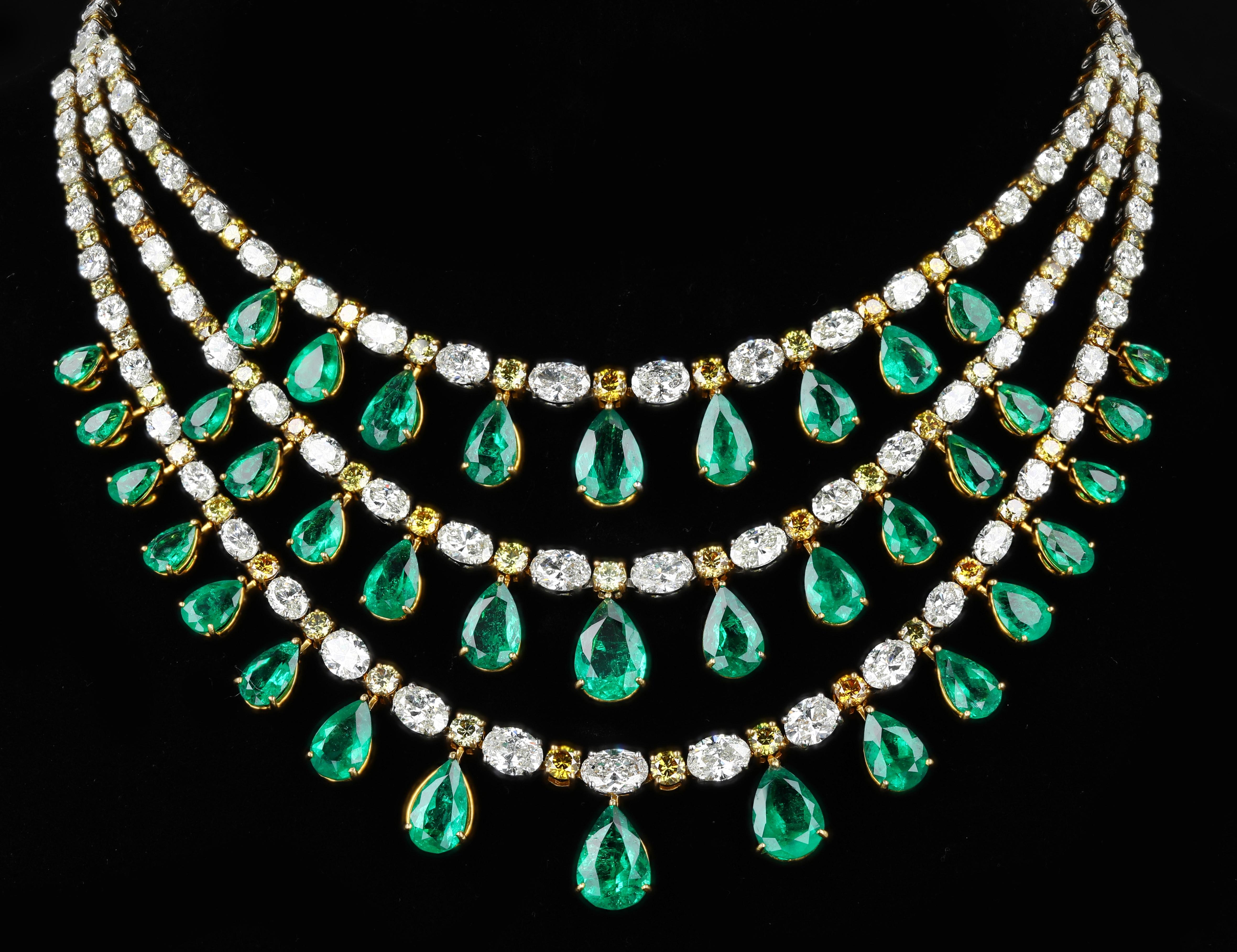Collier classique à 3 rangs d'émeraudes de Colombie avec diamants jaunes et blancs, serti de 52,81 carats de diamants et 46,83 carats d'émeraudes 
