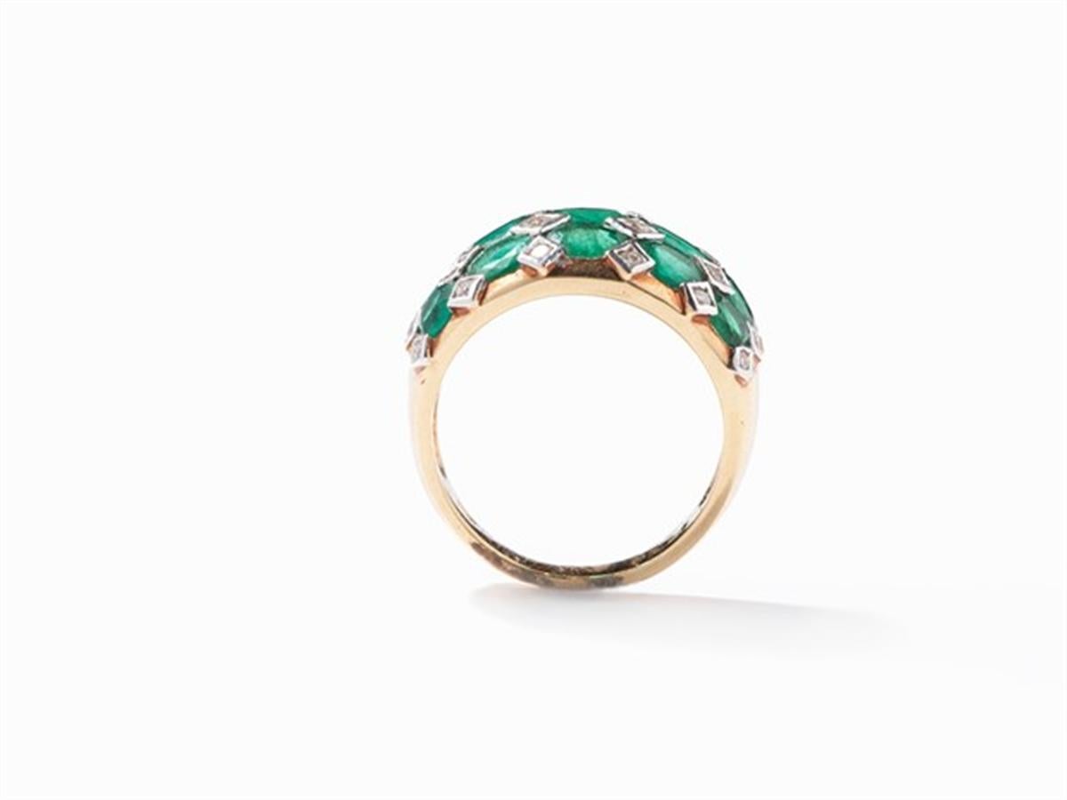 Modern Colombian Emeralds and Diamonds Ring, 18 Karat Gold For Sale