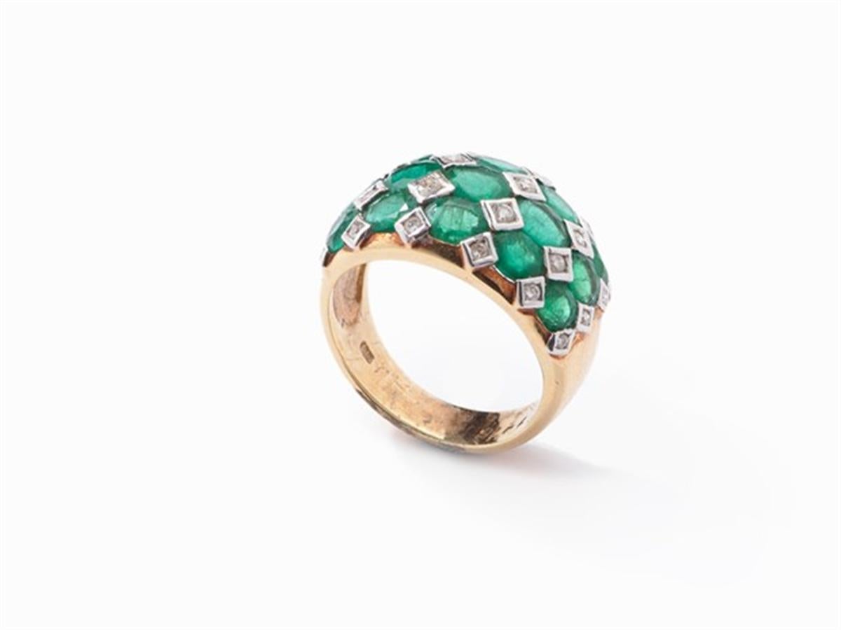 Women's Colombian Emeralds and Diamonds Ring, 18 Karat Gold For Sale