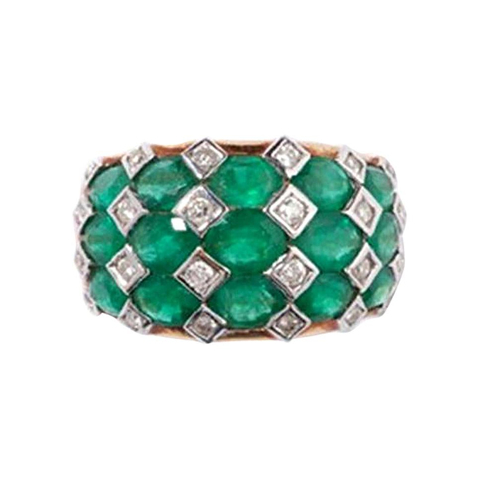 Colombian Emeralds and Diamonds Ring, 18 Karat Gold For Sale