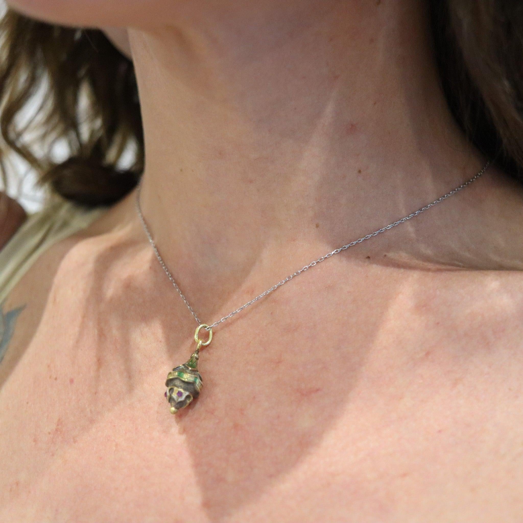 Una catena italiana con smeraldi colombiani.

Si tratta di una bellissima collana-catena modernista creata in Italia. Catena a perline singole con ciondolo a tre pietre in oro bianco massiccio a 14 carati con finitura lucida. Il ciondolo è