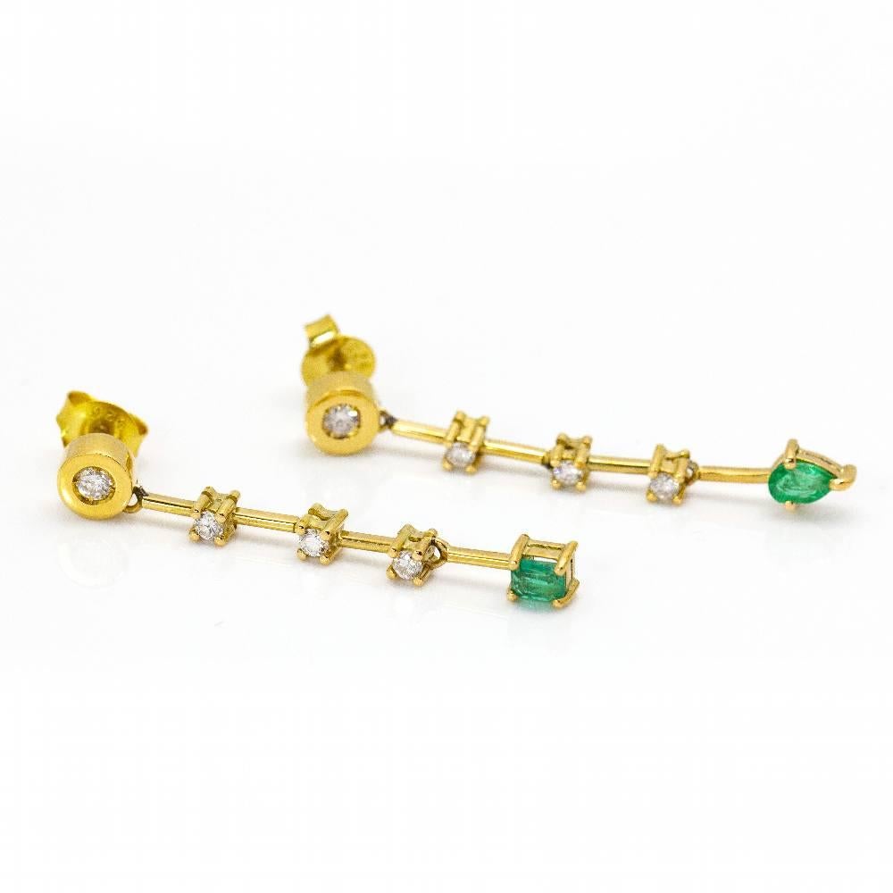 Earrings in Yellow Gold for woman  6x Diamonds in Brilliant cut with total weight approx. 0,19ct in H/VS quality and 2x Colombian Emeralds in pear cut and carré cut  Pressure closing  18kt Yellow Gold  4,70 grams.  Measures: Length 4cm  Brand new