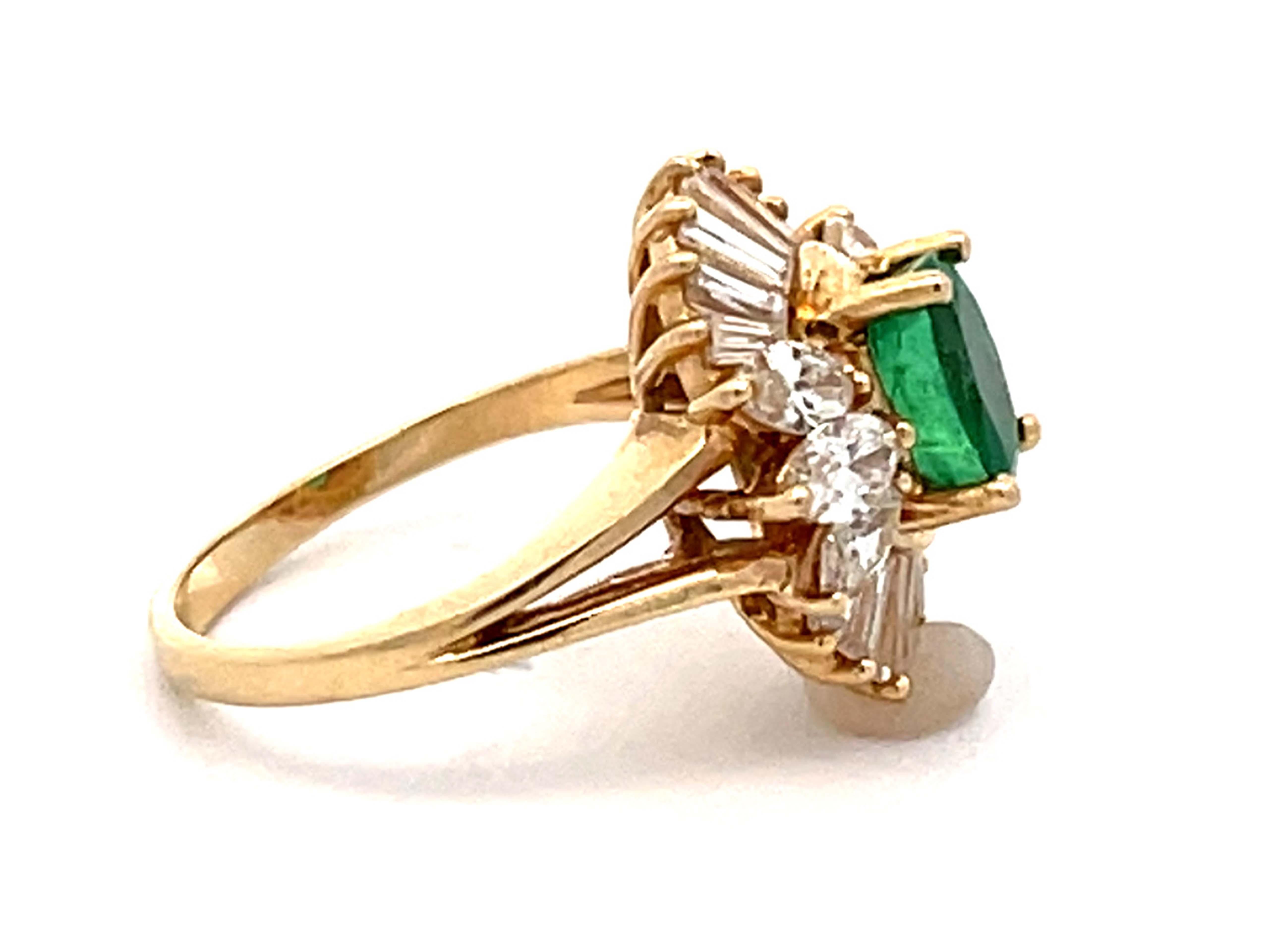 Colombian Green Emerald Ballerina Diamond Ring in 14k Yellow Gold In Excellent Condition In Honolulu, HI