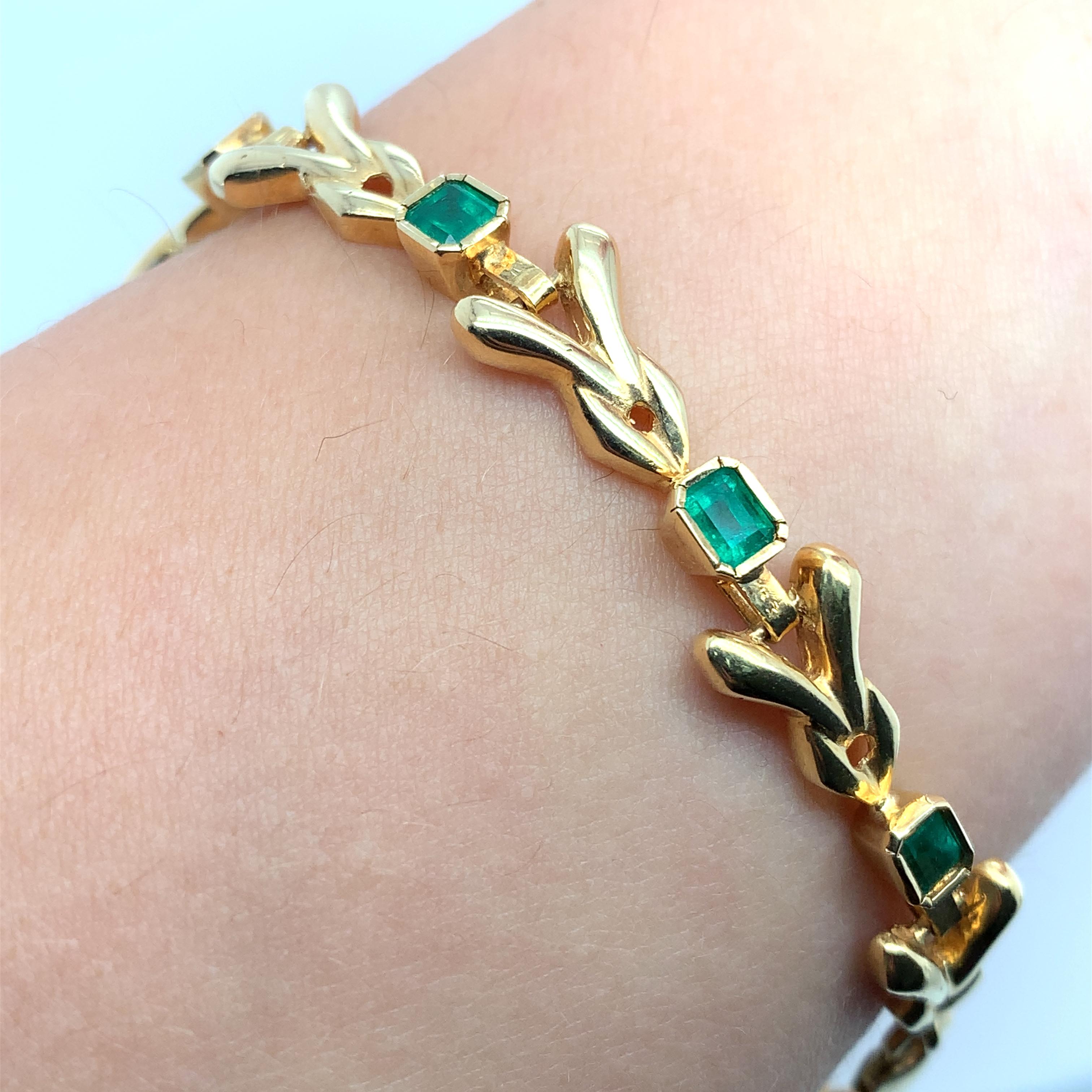 Gorgeous Colombian green emerald tennis bracelet in 18k yellow gold.
Composed of 2.40ct natural green Colombian green emerald gemstone cushion shaped bezel rubover setting each stone.
The total weight of the bracelet 15.4 grams
Colombian green
