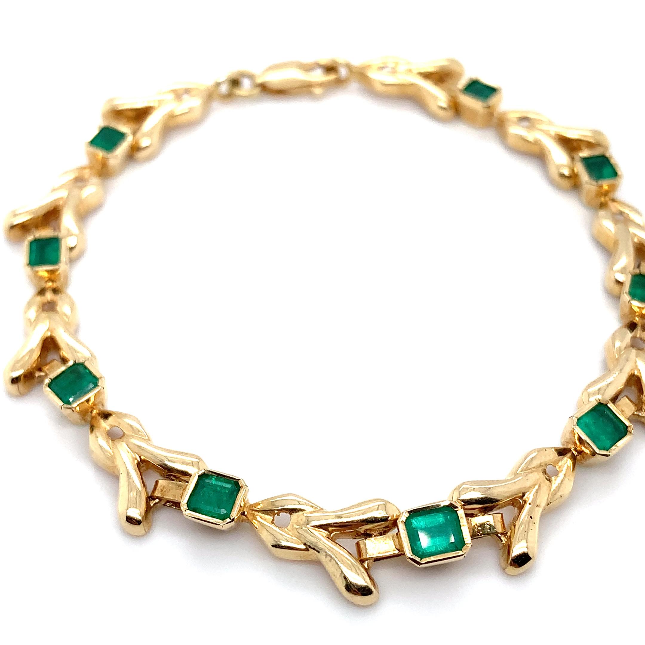 Art Deco Colombian green emerald bracelet 18ct yellow gold For Sale