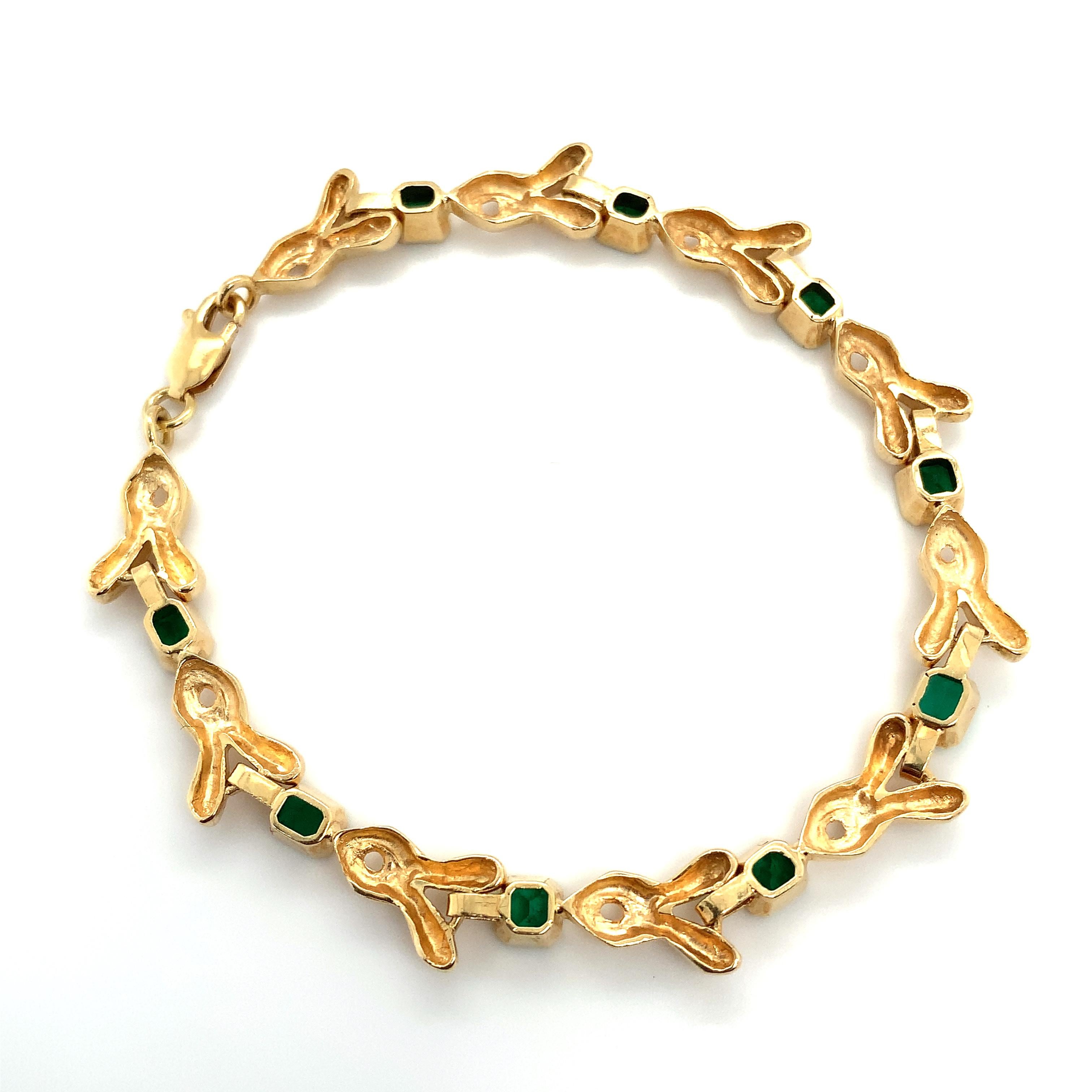 Cushion Cut Colombian green emerald bracelet 18ct yellow gold For Sale