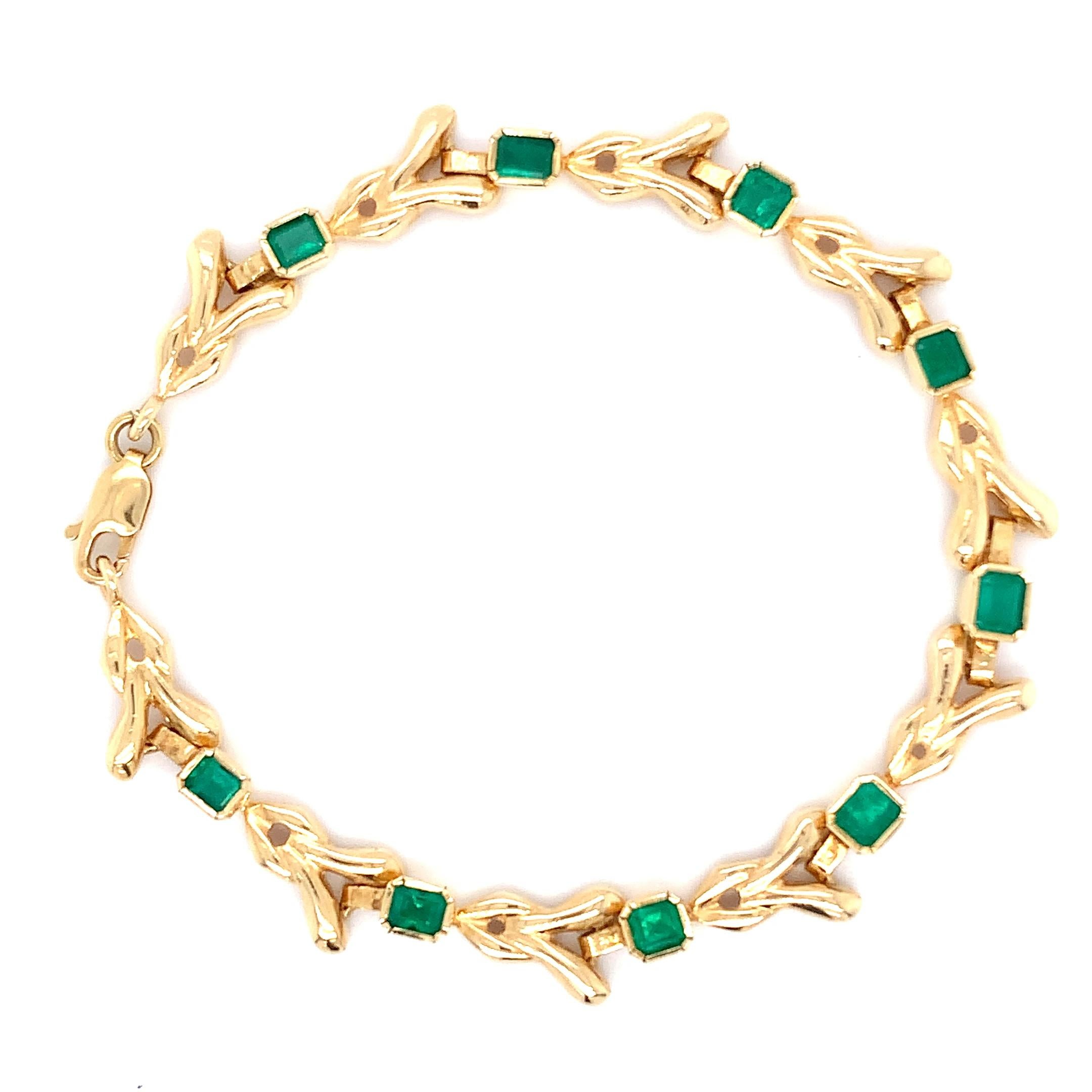 Cushion Cut Colombian green emerald bracelet 18ct yellow gold For Sale