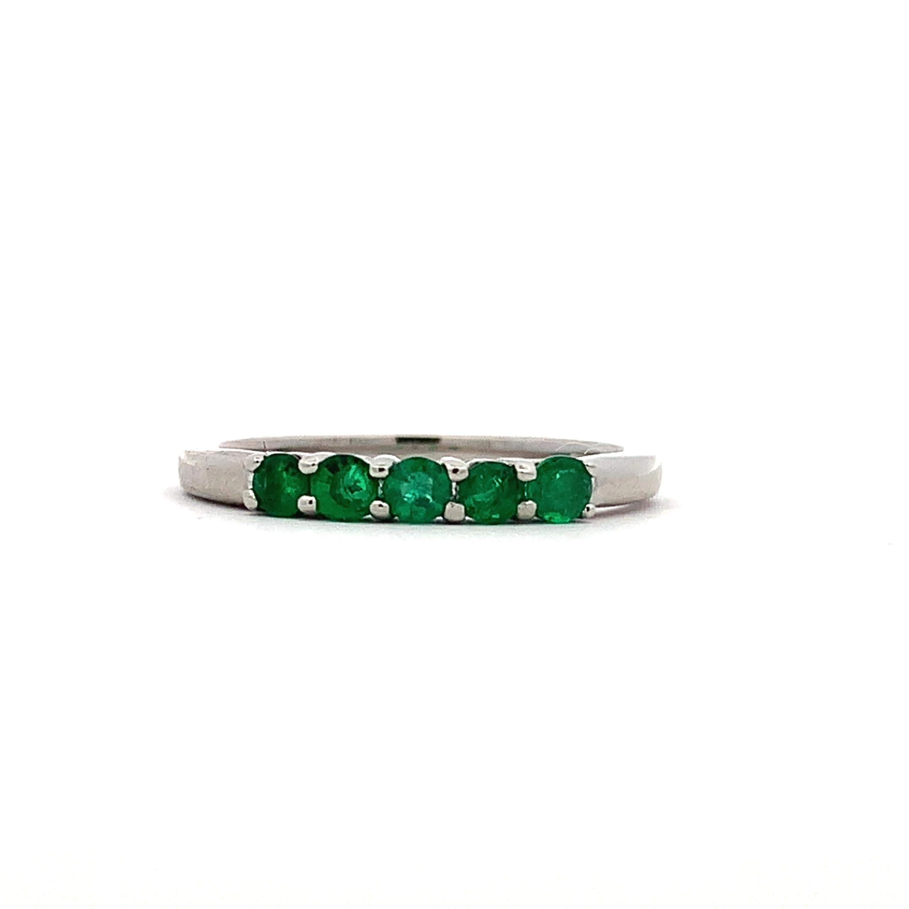 Colombian green emerald eternity ring platinum In New Condition For Sale In London, GB