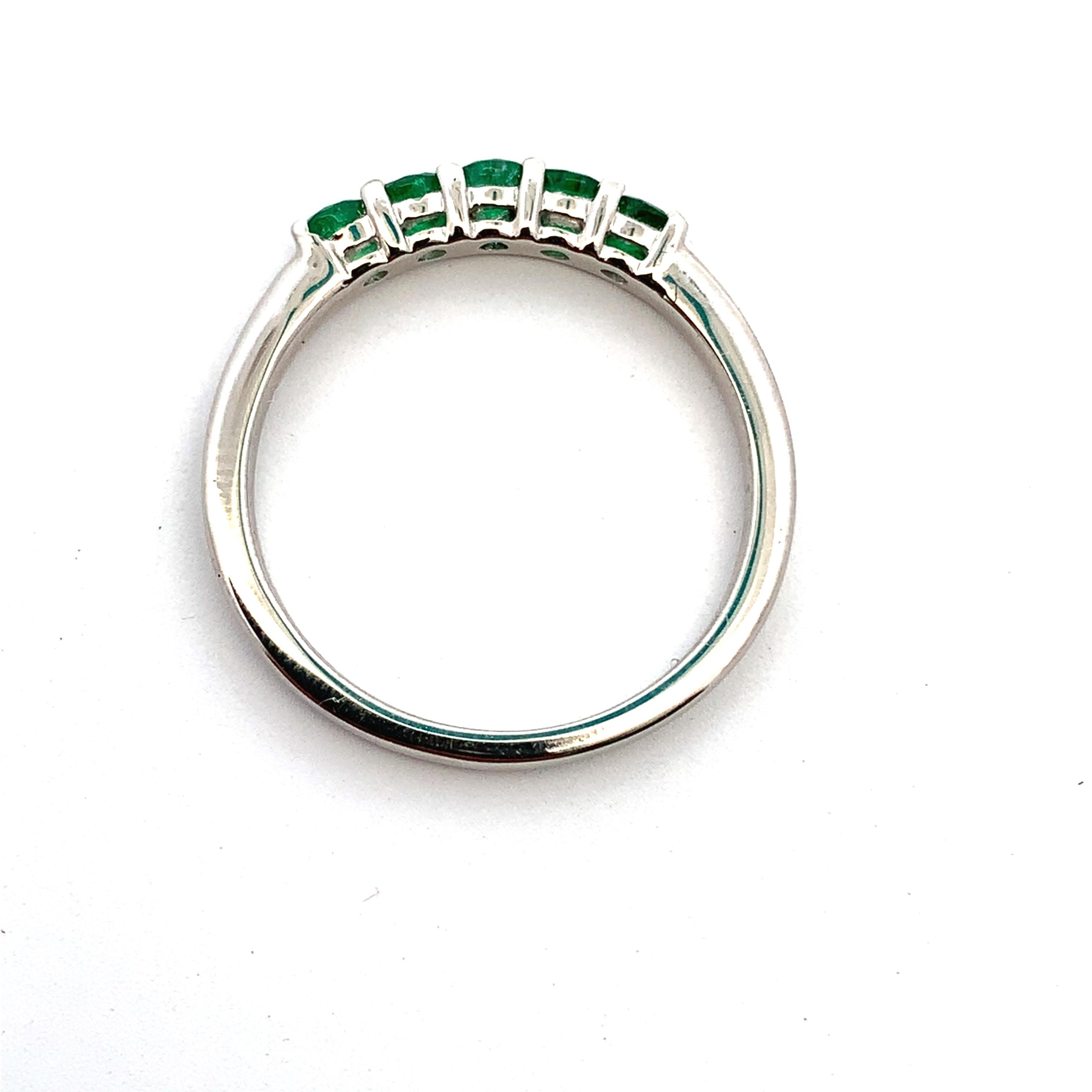 Colombian green emerald eternity ring platinum For Sale 1