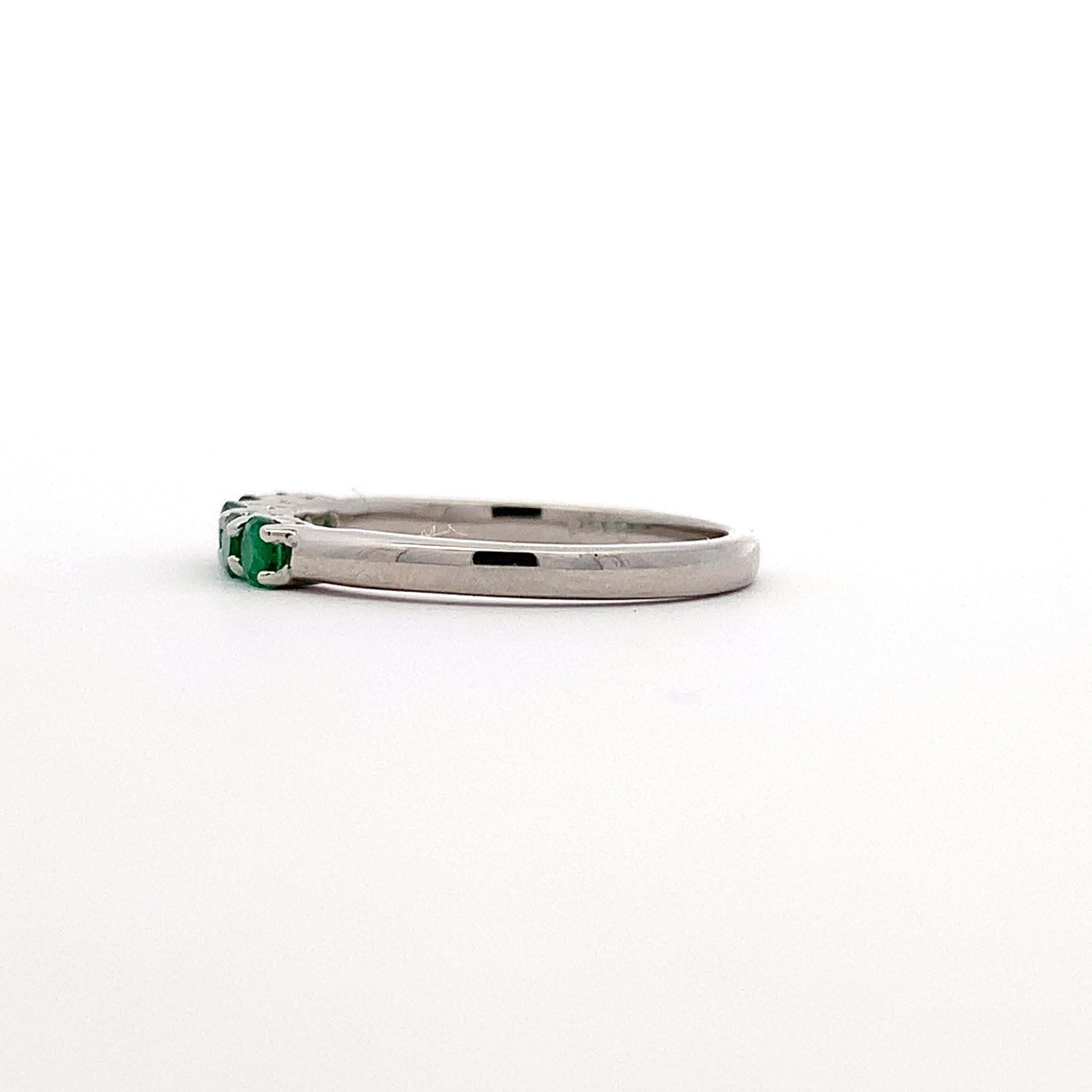 Colombian green emerald eternity ring platinum For Sale 2