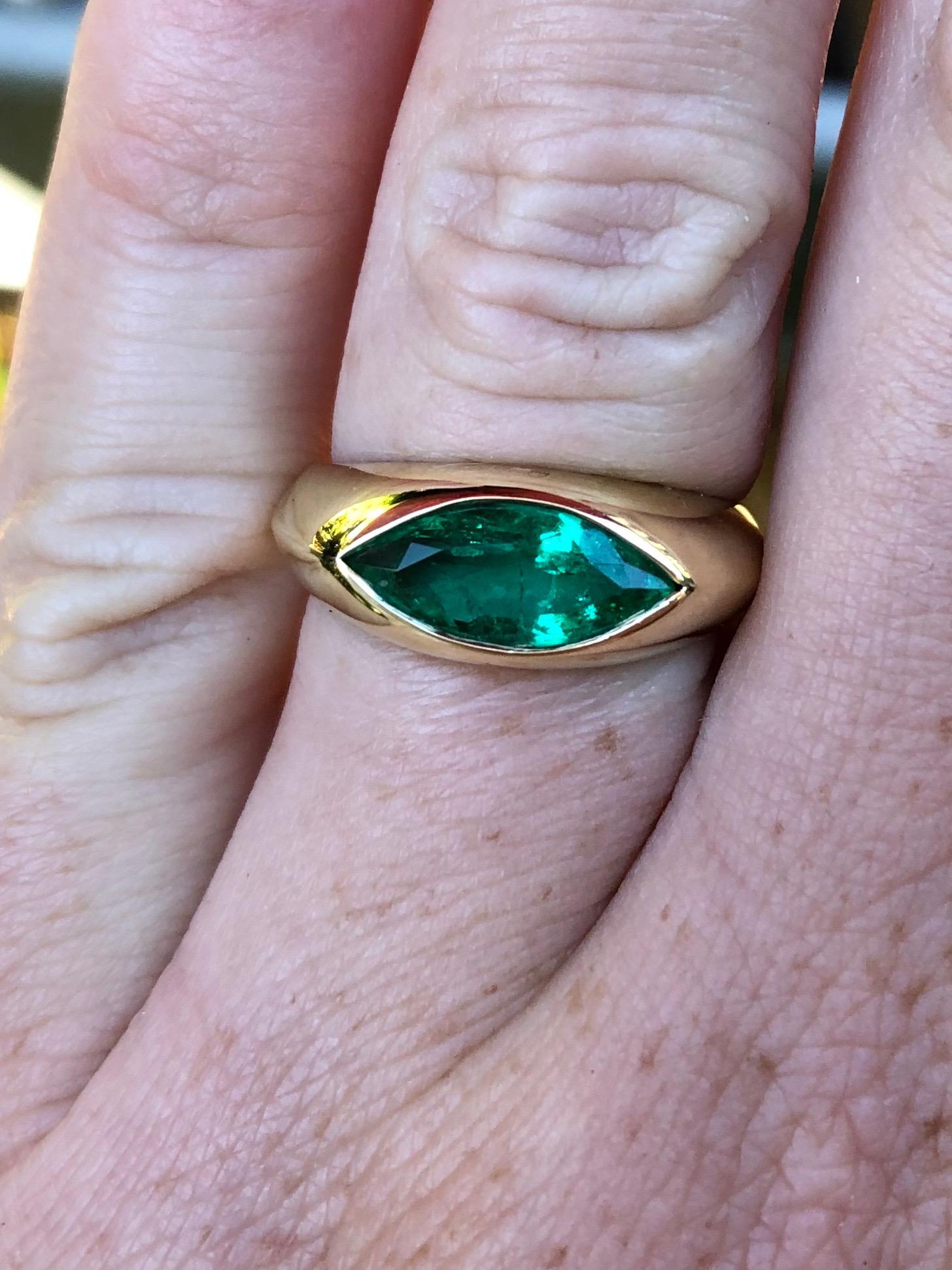Colombian Muzo Emerald Gypsy Set 18 Karat Gold Ring In New Condition In Berkeley, CA