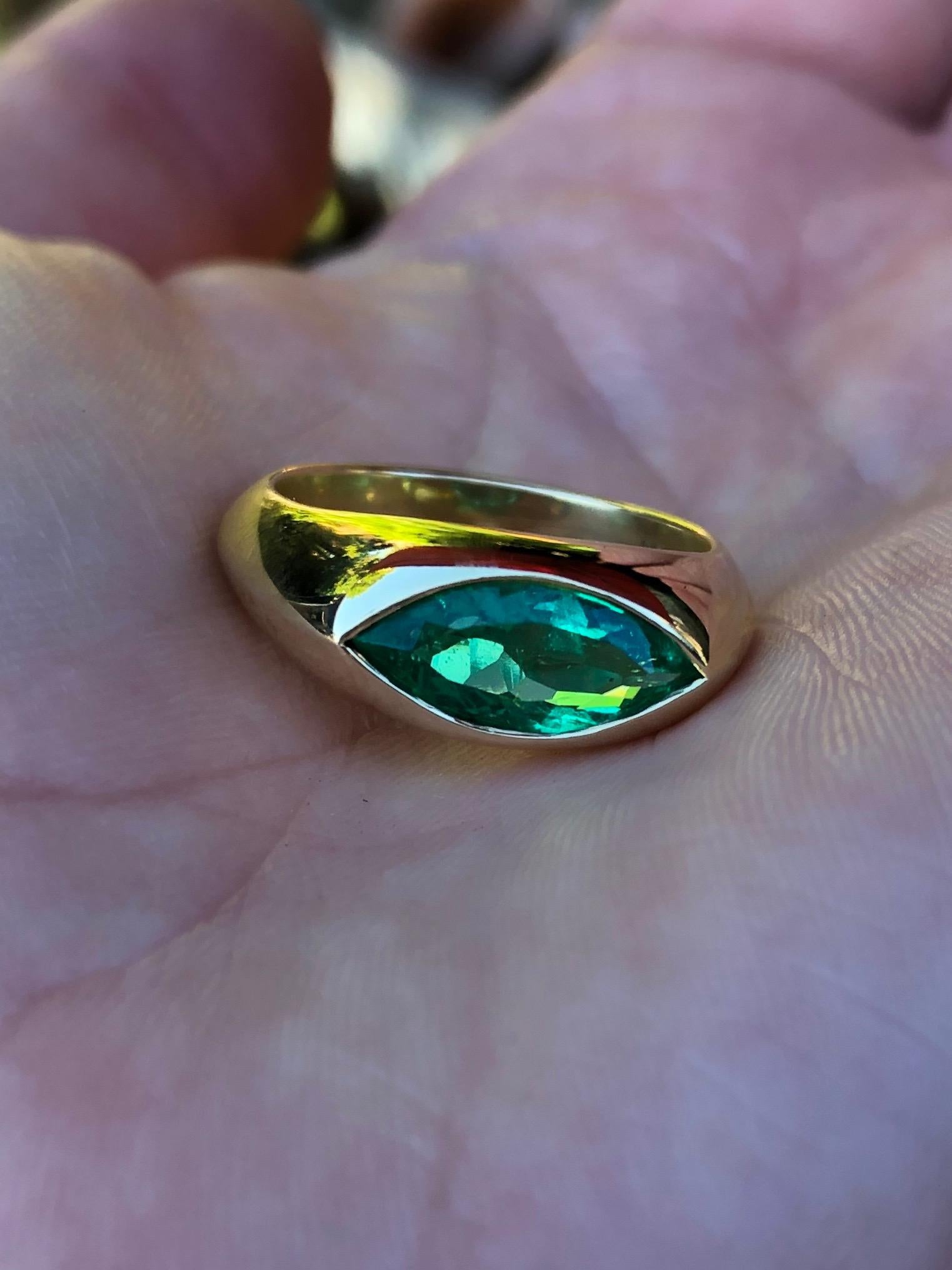 Women's or Men's Colombian Muzo Emerald Gypsy Set 18 Karat Gold Ring