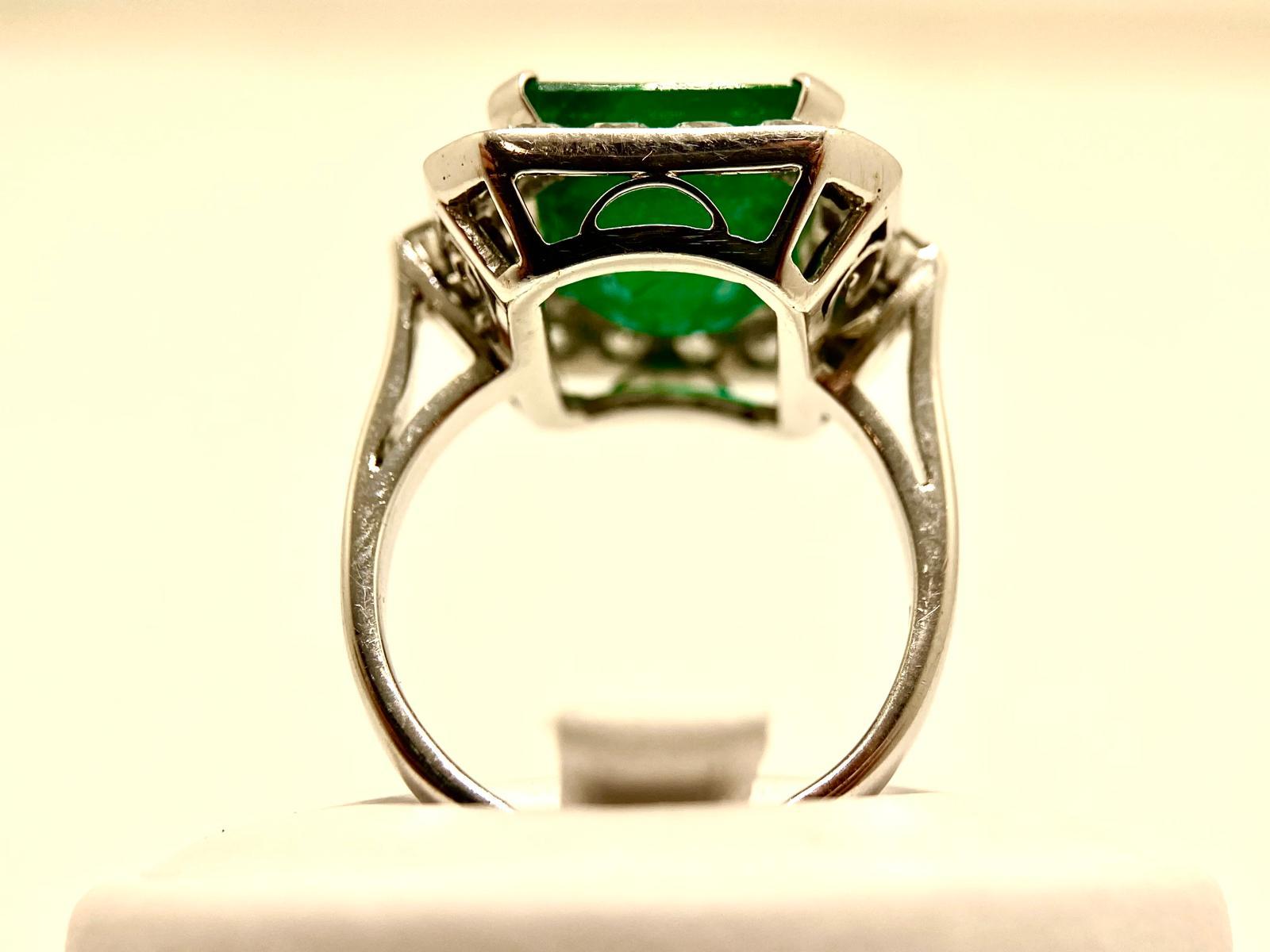 Emerald Cut Colombian Muzo Emerald Ring 9.10ct with Diamonds in vendita