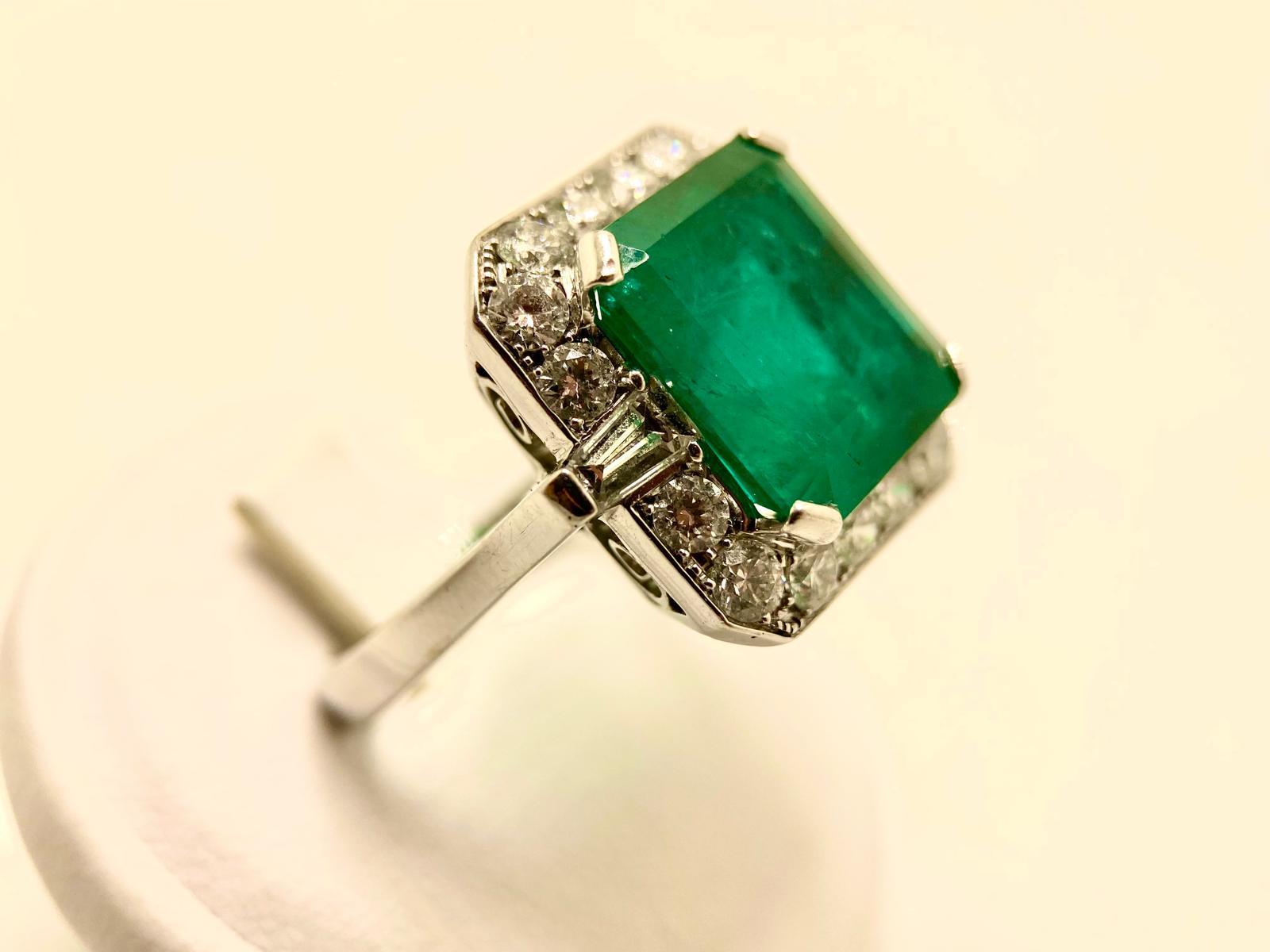 Colombian Muzo Emerald Ring 9.10ct with Diamonds In condizioni Nuovo in vendita a Roma, IT