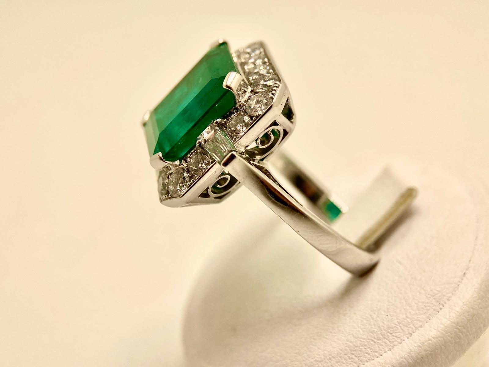 Donna Colombian Muzo Emerald Ring 9.10ct with Diamonds in vendita
