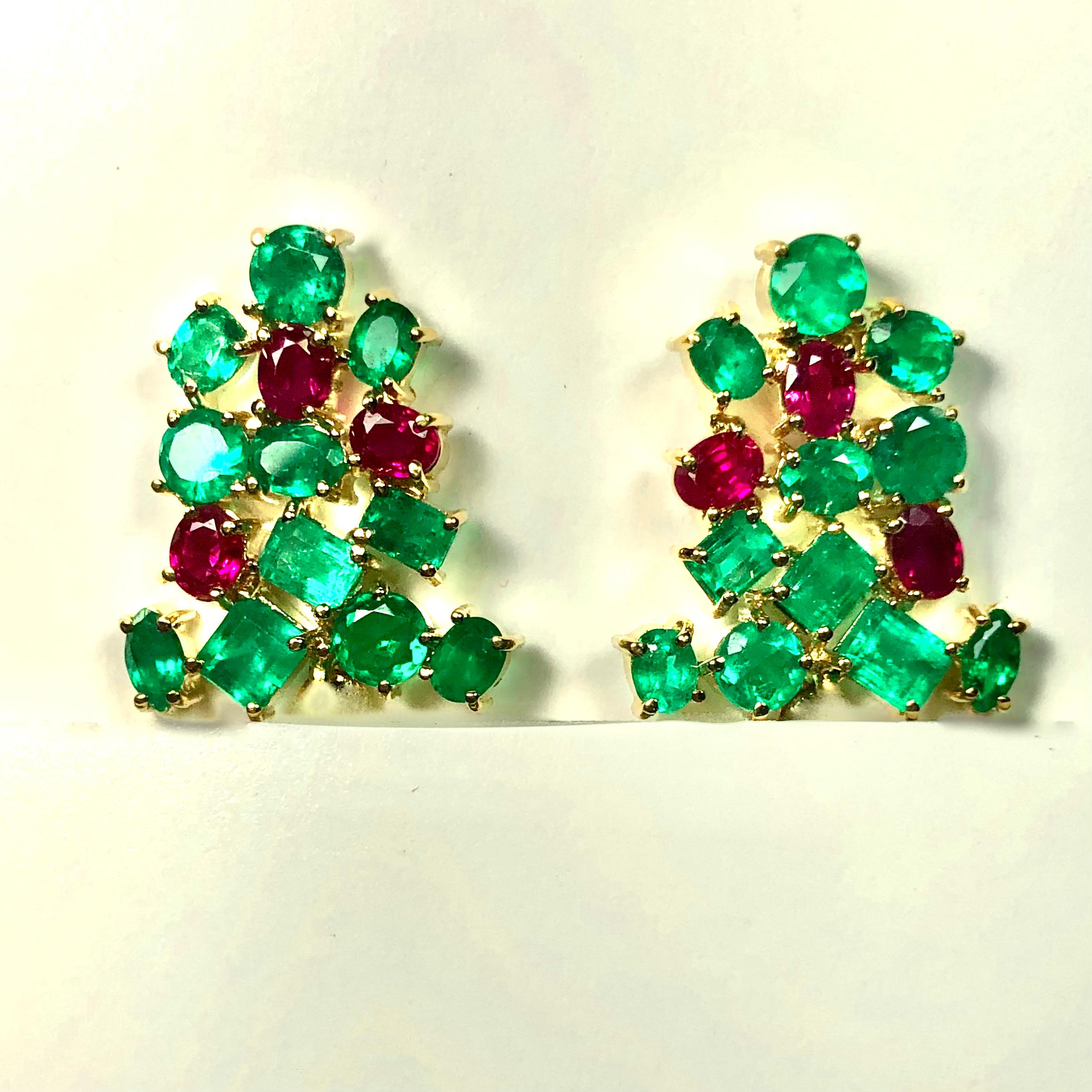 Women's 6.50 Carat Fine Colombian Emerald Ruby Stud Earrings 18K Yellow Gold For Sale