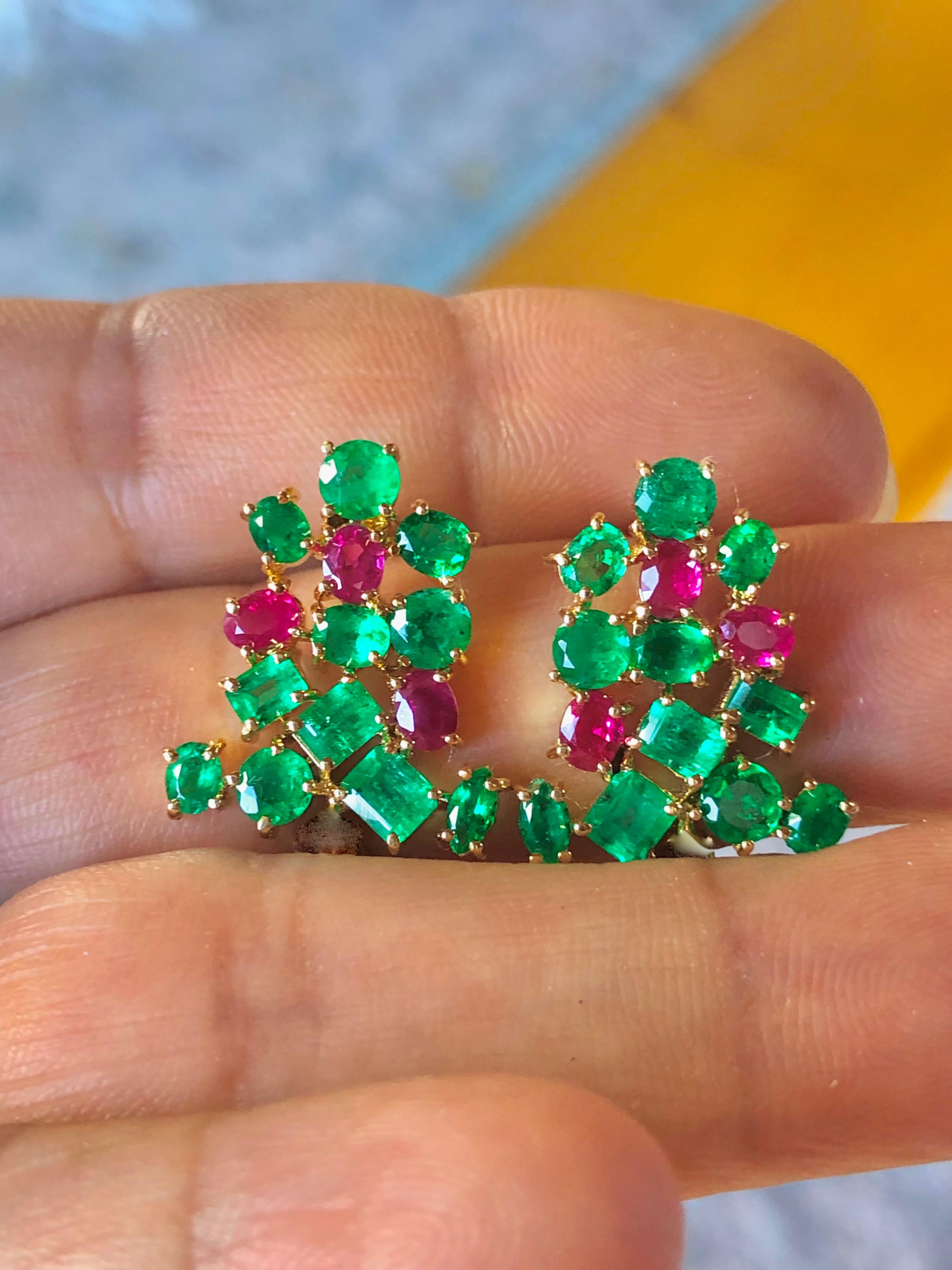 6.50 Carat Fine Colombian Emerald Ruby Stud Earrings 18K Yellow Gold For Sale 1