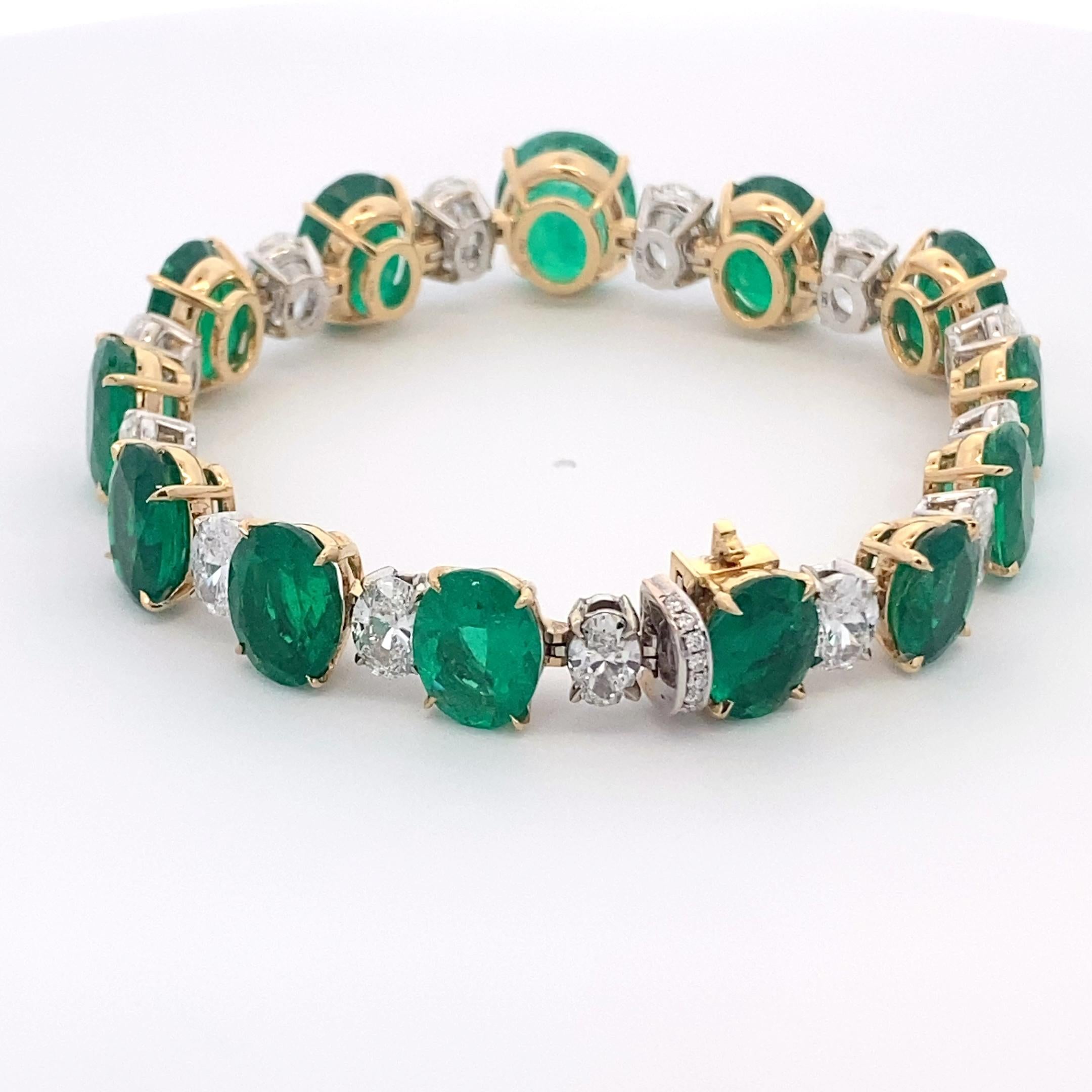 Questo bracciale dalla linea elegante presenta tredici smeraldi colombiani dal taglio ovale per un totale di 36,27 carati, ciascuno certificato da Gübelin come naturale e di origine colombiana. Le pietre presentano una vivida tonalità verde