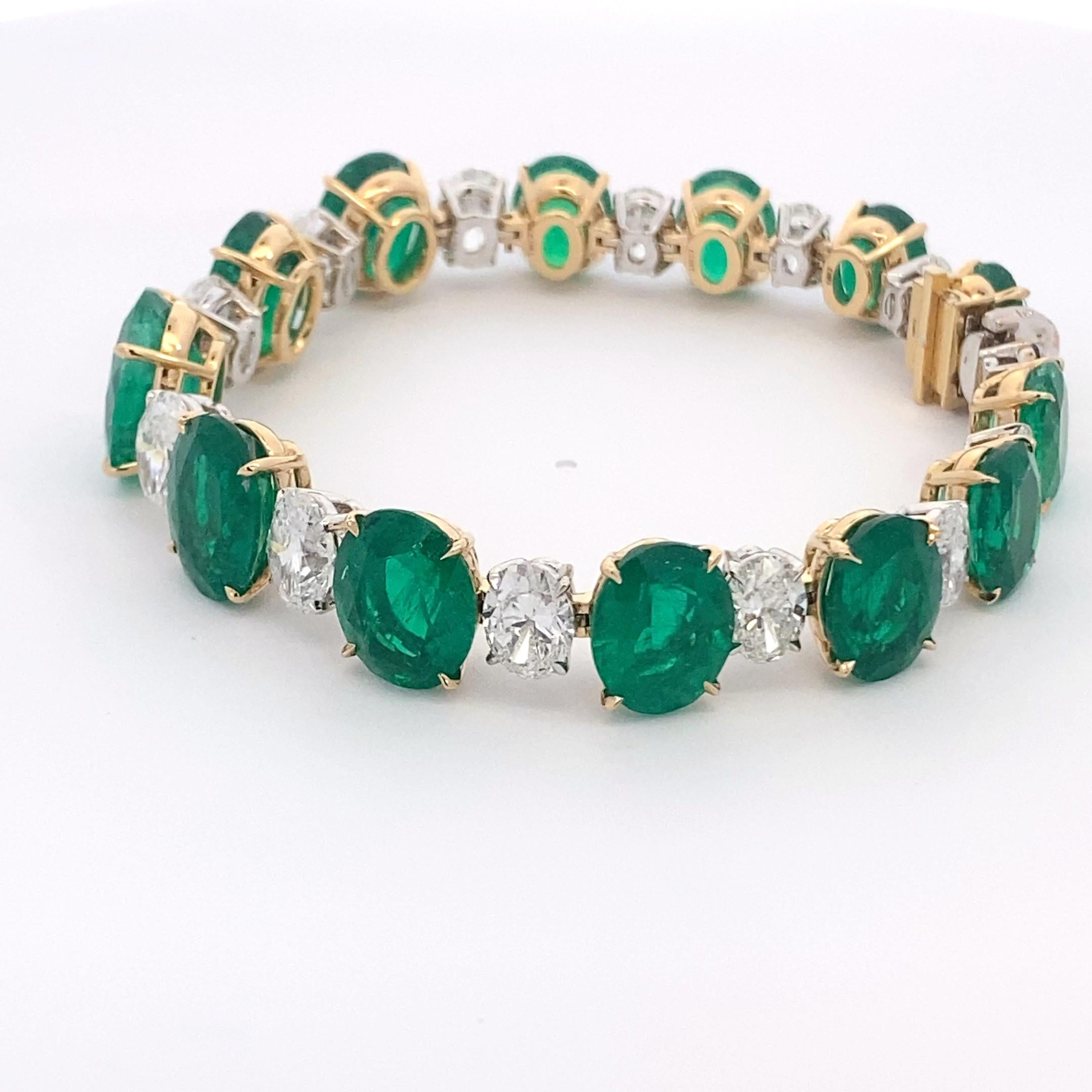 Moderno Bracciale in oro bianco con smeraldo ovale colombiano e diamanti, certificato Gübelin in vendita
