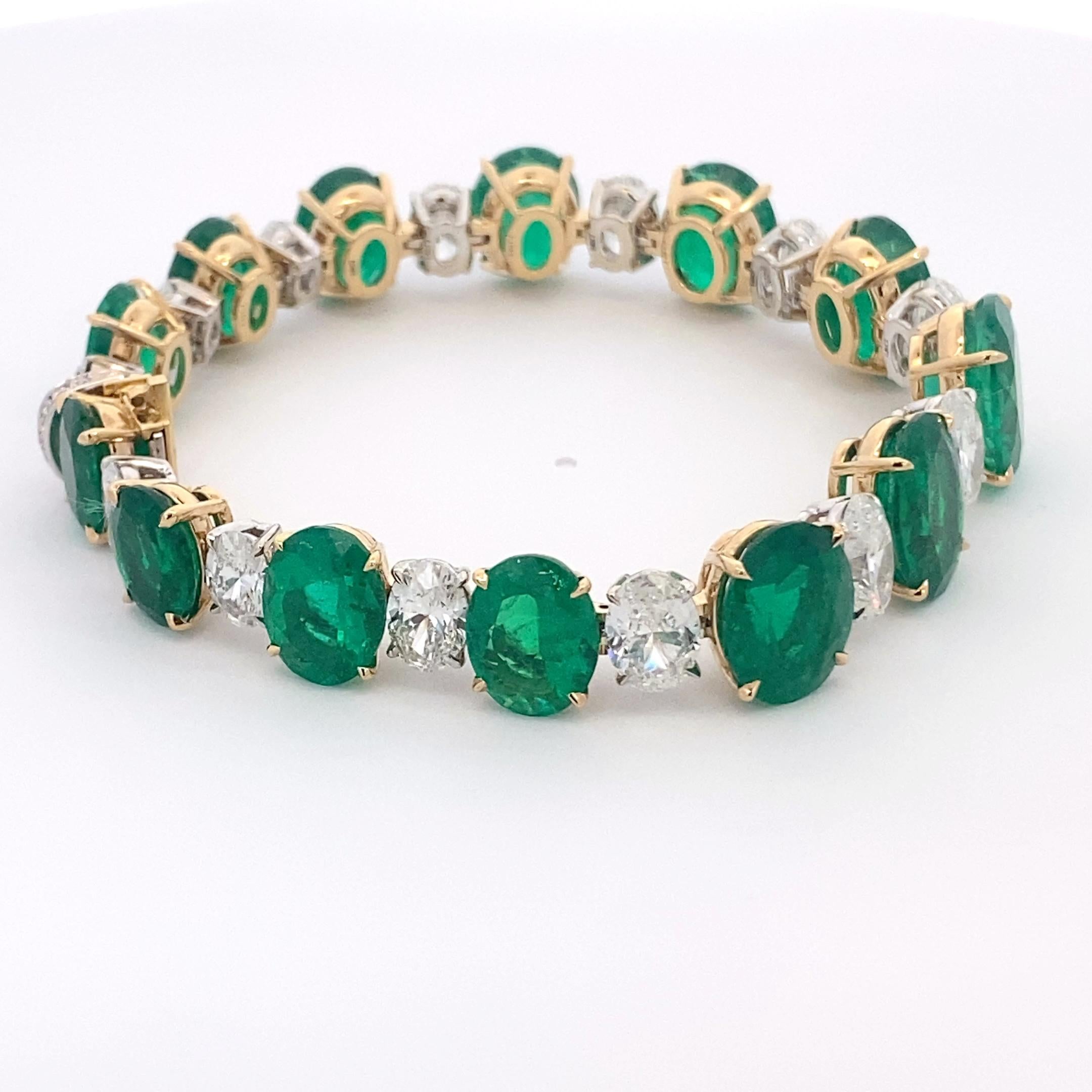 Taglio ovale Bracciale in oro bianco con smeraldo ovale colombiano e diamanti, certificato Gübelin in vendita