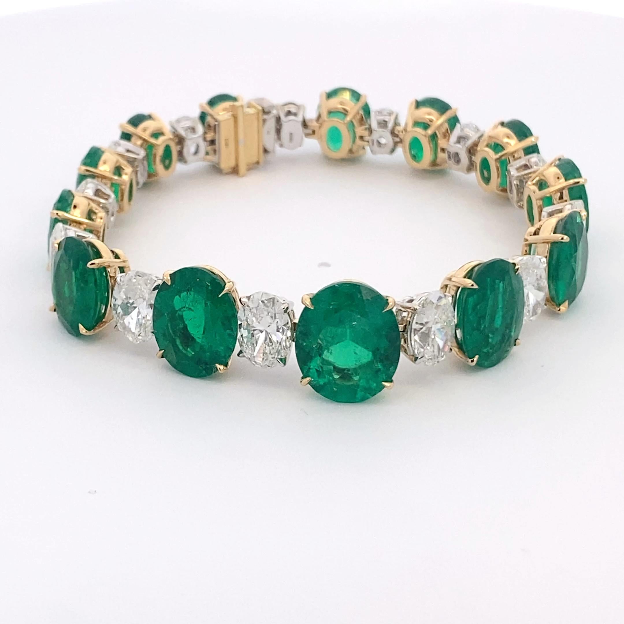 Bracciale in oro bianco con smeraldo ovale colombiano e diamanti, certificato Gübelin In condizioni ottime in vendita a New York, NY