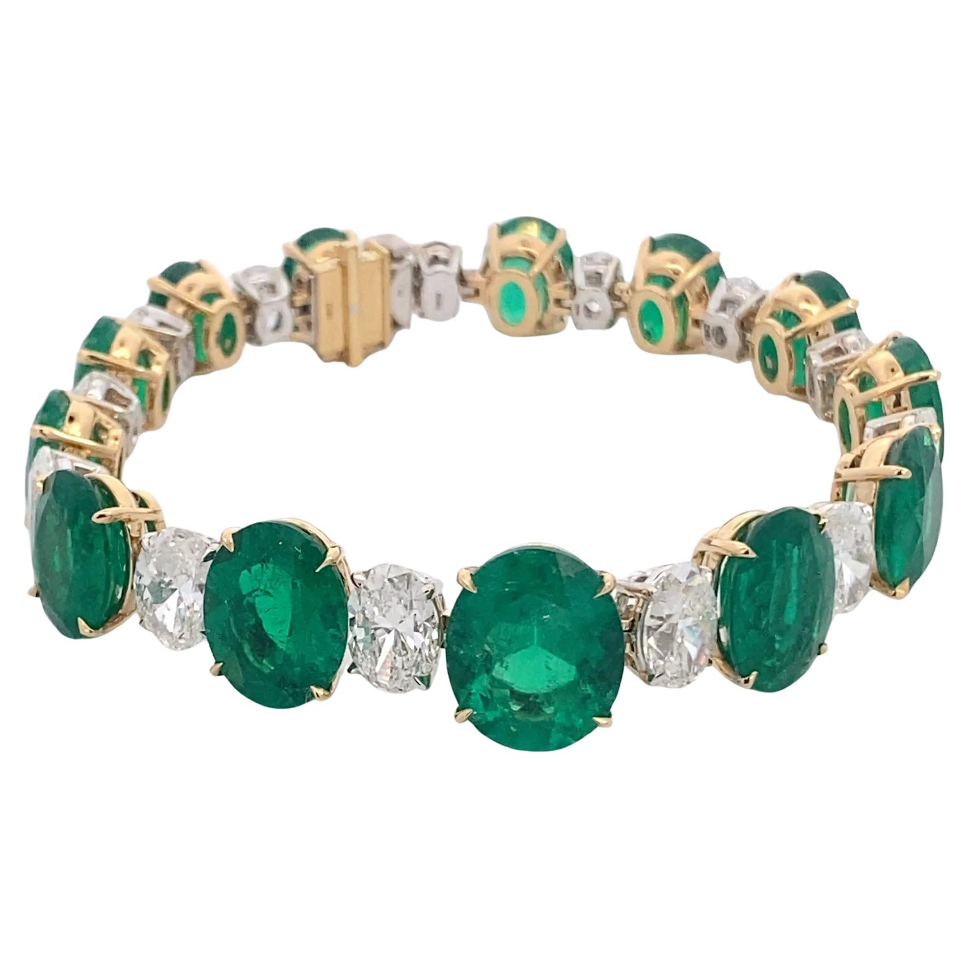 Bracciale in oro bianco con smeraldo ovale colombiano e diamanti, certificato Gübelin in vendita