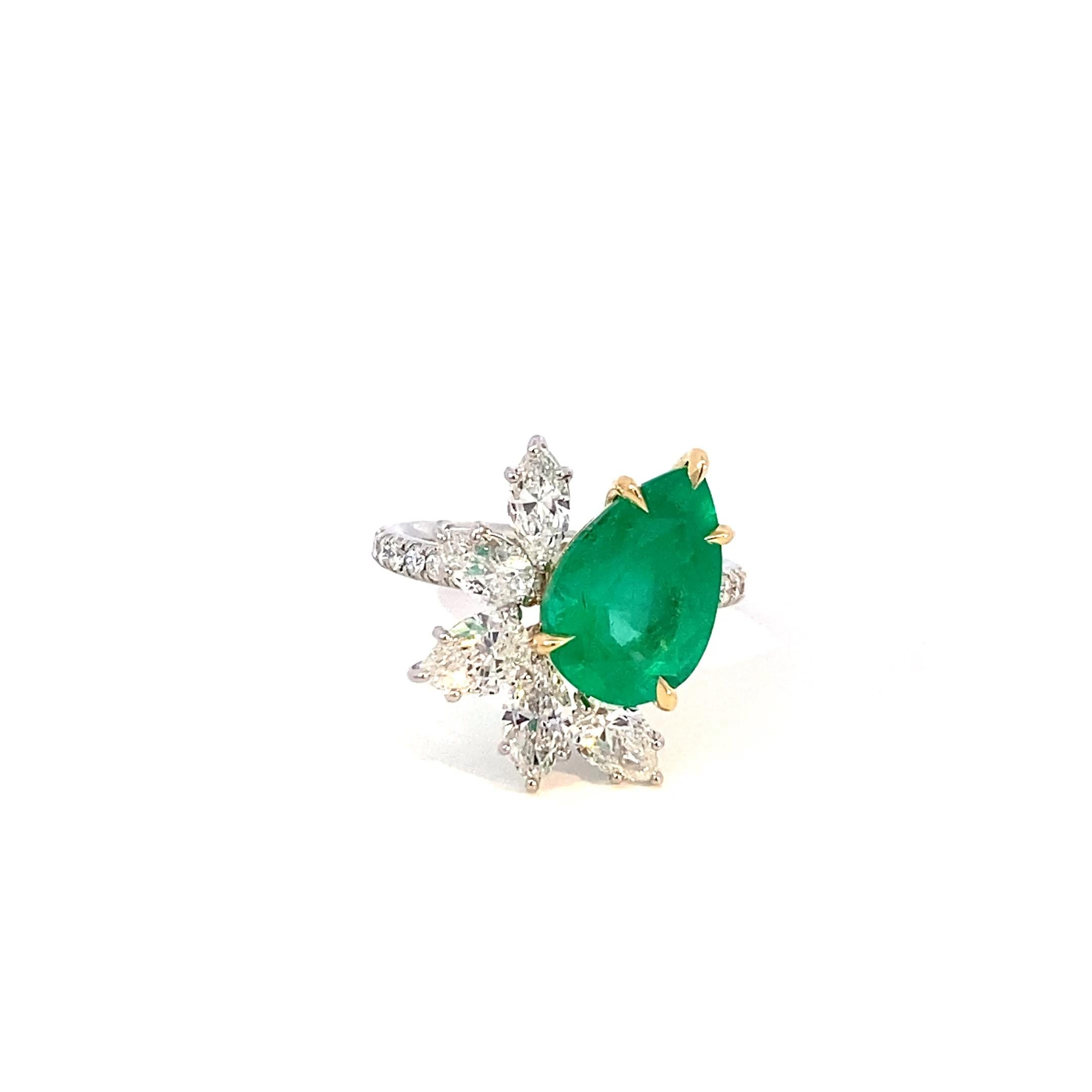 Dieser Ring zeigt einen kolumbianischen Smaragd im Birnenschliff mit einem Gewicht von 3,50 Karat, gefasst in 18-karätigem Gold, mit verbesserter Klarheit (F1) und zertifiziert von GIA. Der Mittelstein hat einen lebendigen mittelgrünen Farbton mit