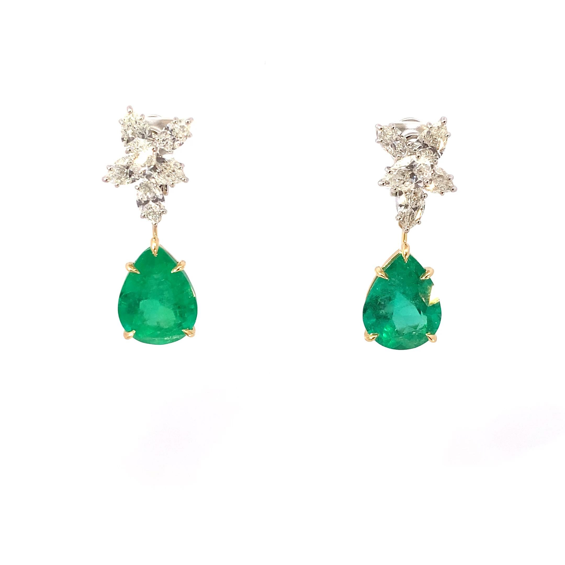 Ces boucles d'oreilles présentent une paire d'émeraudes colombiennes taillées en poire totalisant 12,94 ct, certifiées par le GIA comme émeraudes naturelles d'origine colombienne avec une amélioration de la clarté F1, serties dans de l'or 18k avec